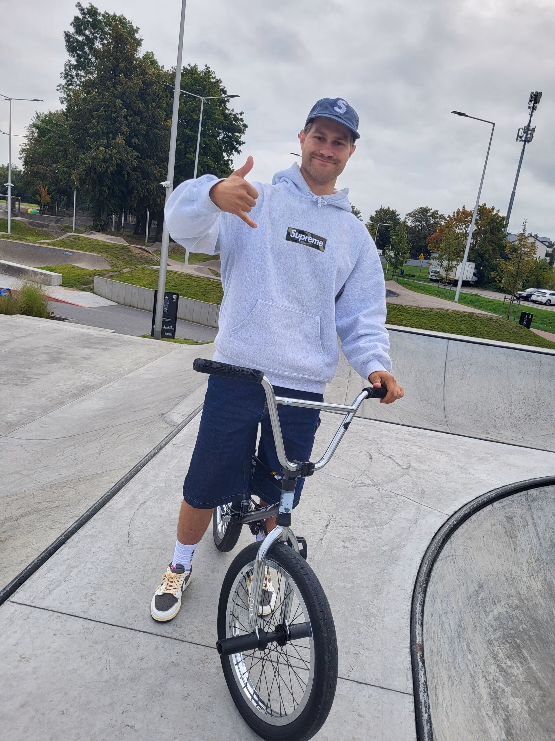 Rolkowy Fun Day 2 - fotorelacja z przebiegu wydarzenia. Dzieci jeżdżący na rolkach, deskorolce i hulajnogach