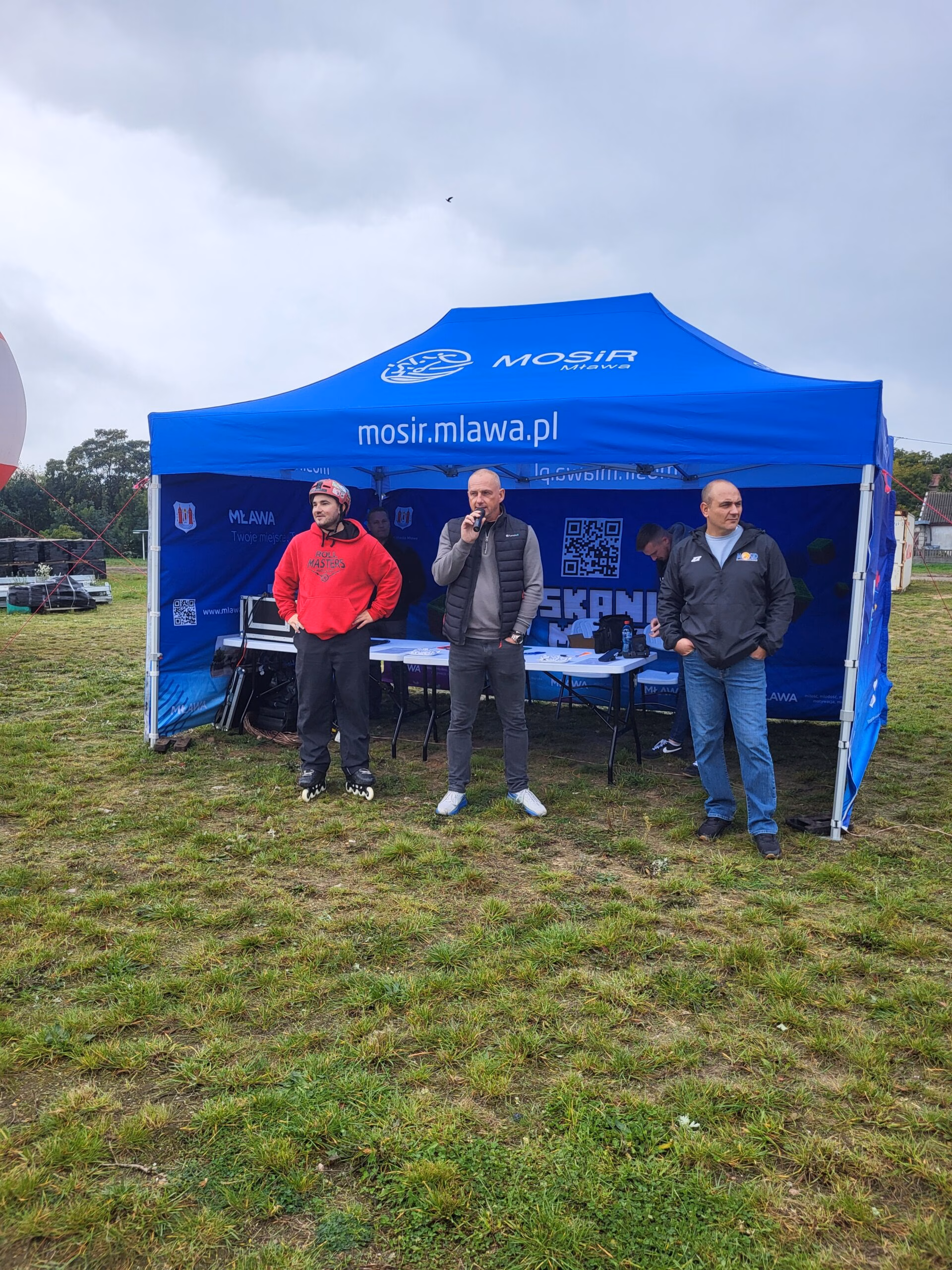 Rolkowy Fun Day 2 - fotorelacja z przebiegu wydarzenia. Dzieci jeżdżący na rolkach, deskorolce i hulajnogach