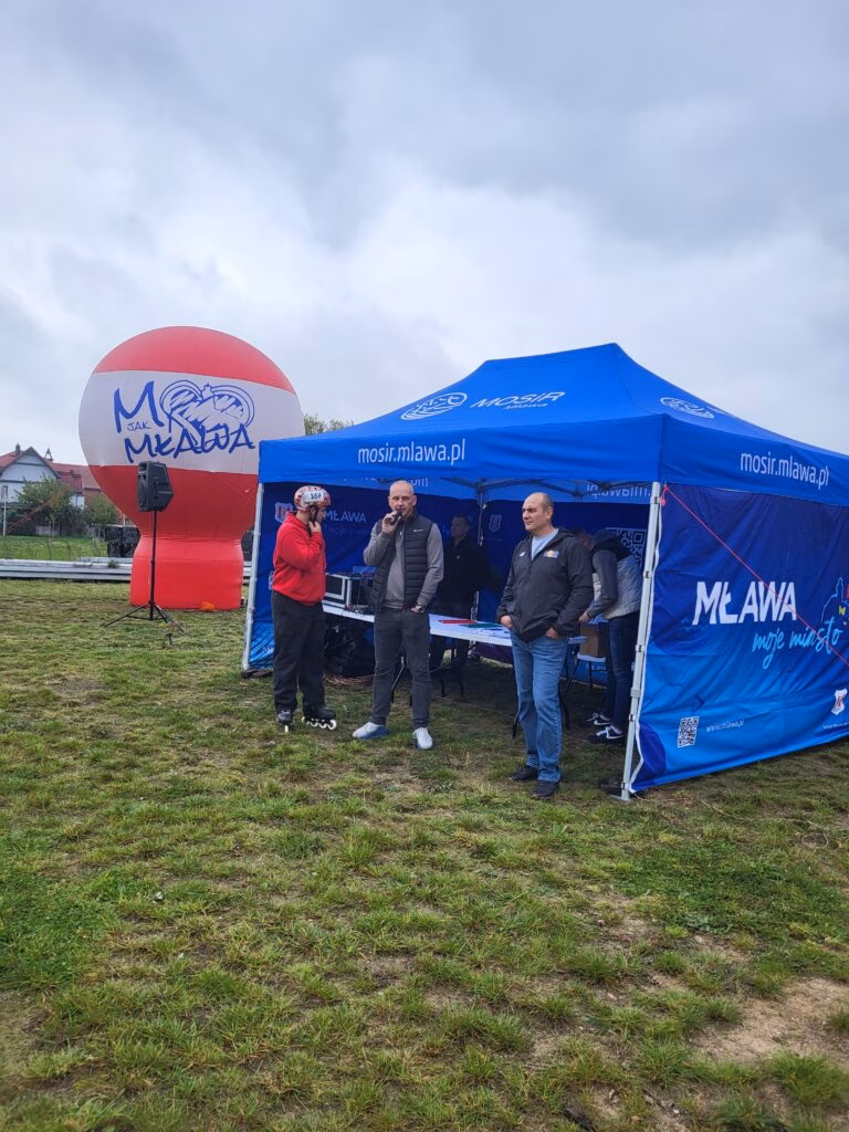 Rolkowy Fun Day 2 - fotorelacja z przebiegu wydarzenia. Dzieci jeżdżący na rolkach, deskorolce i hulajnogach