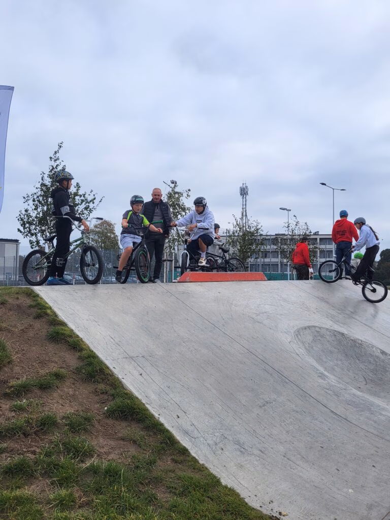 Rolkowy Fun Day 2 - fotorelacja z przebiegu wydarzenia. Dzieci jeżdżący na rolkach, deskorolce i hulajnogach