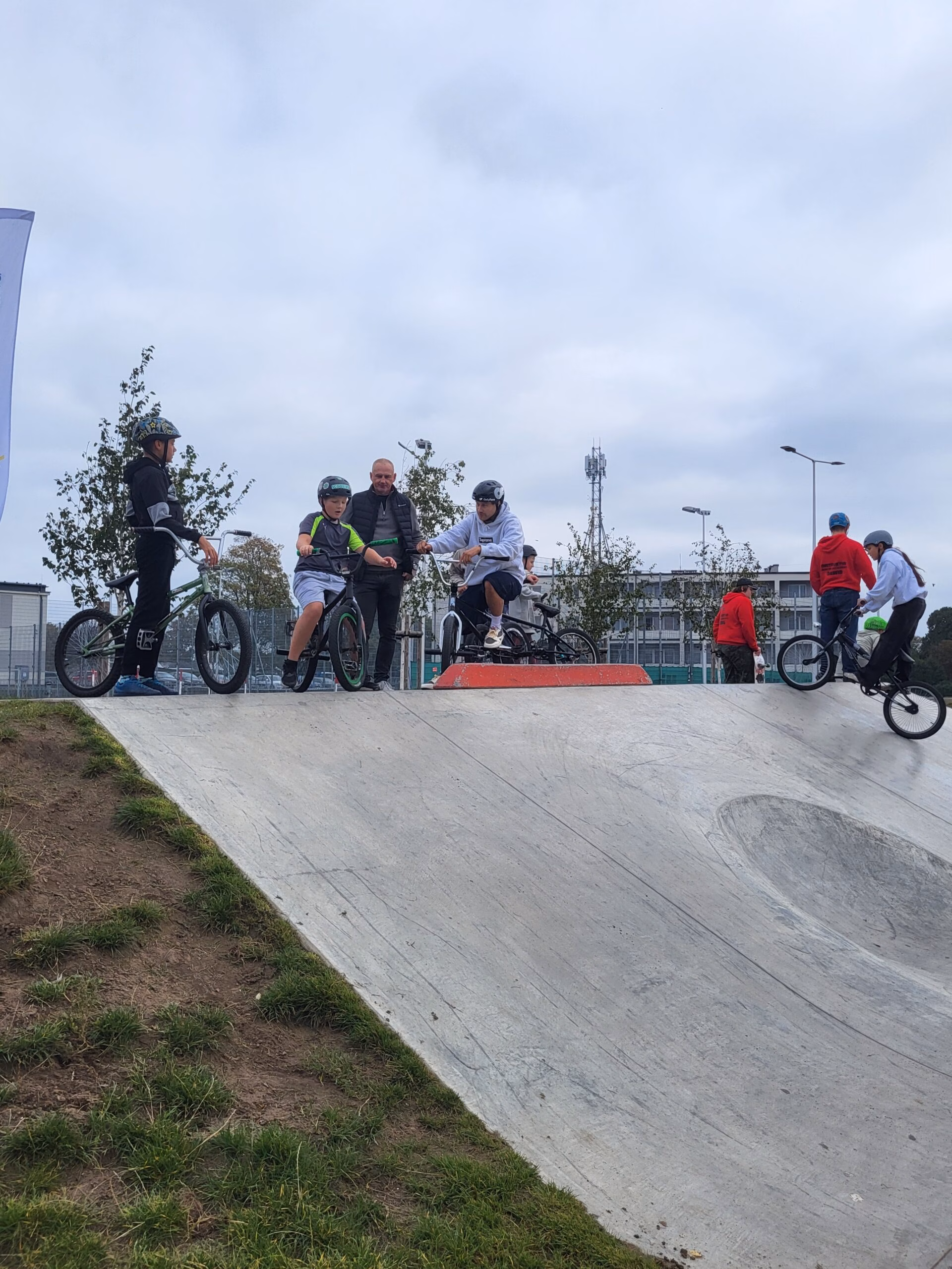 Rolkowy Fun Day 2 - fotorelacja z przebiegu wydarzenia. Dzieci jeżdżący na rolkach, deskorolce i hulajnogach