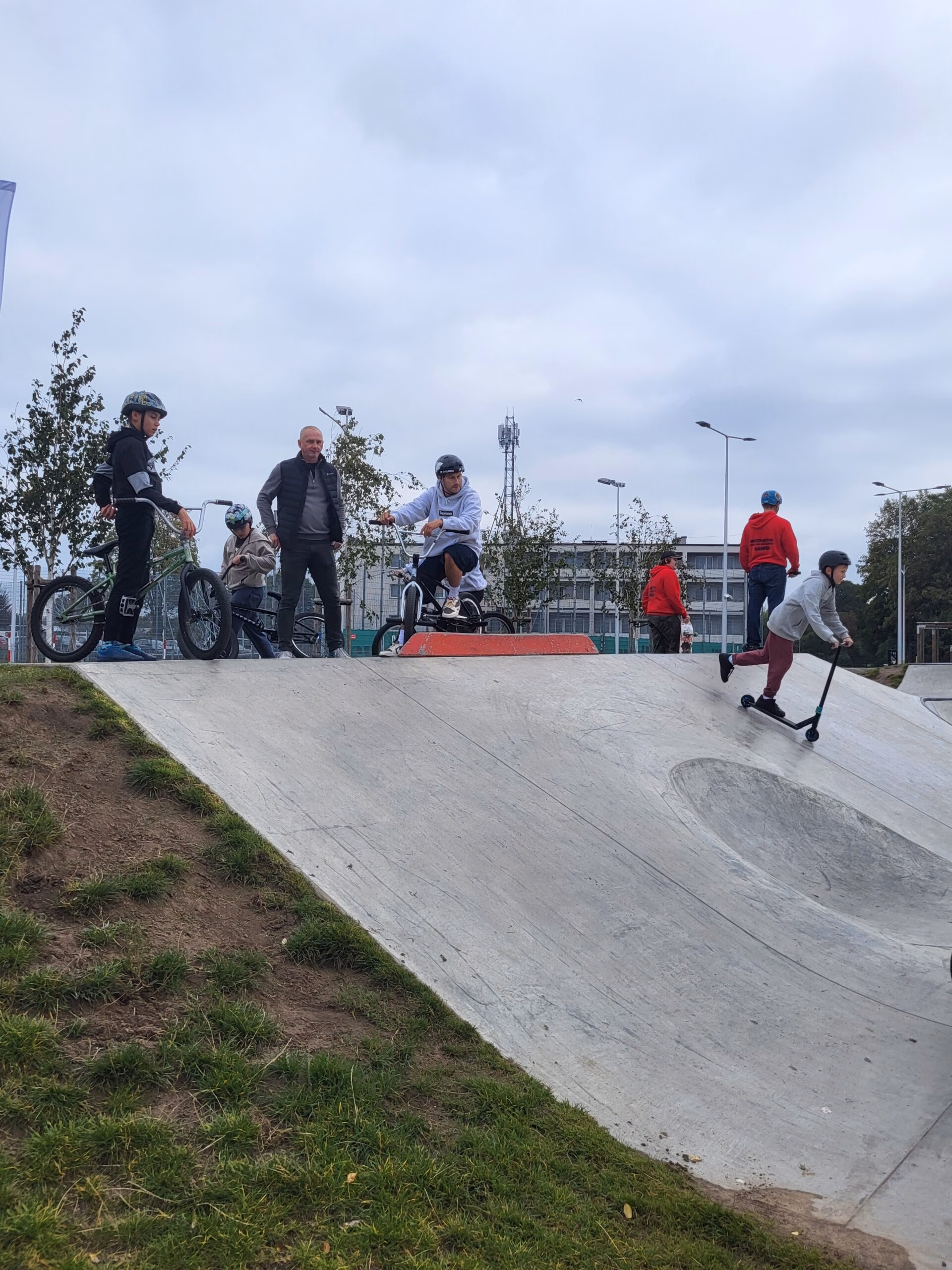 Rolkowy Fun Day 2 - fotorelacja z przebiegu wydarzenia. Dzieci jeżdżący na rolkach, deskorolce i hulajnogach