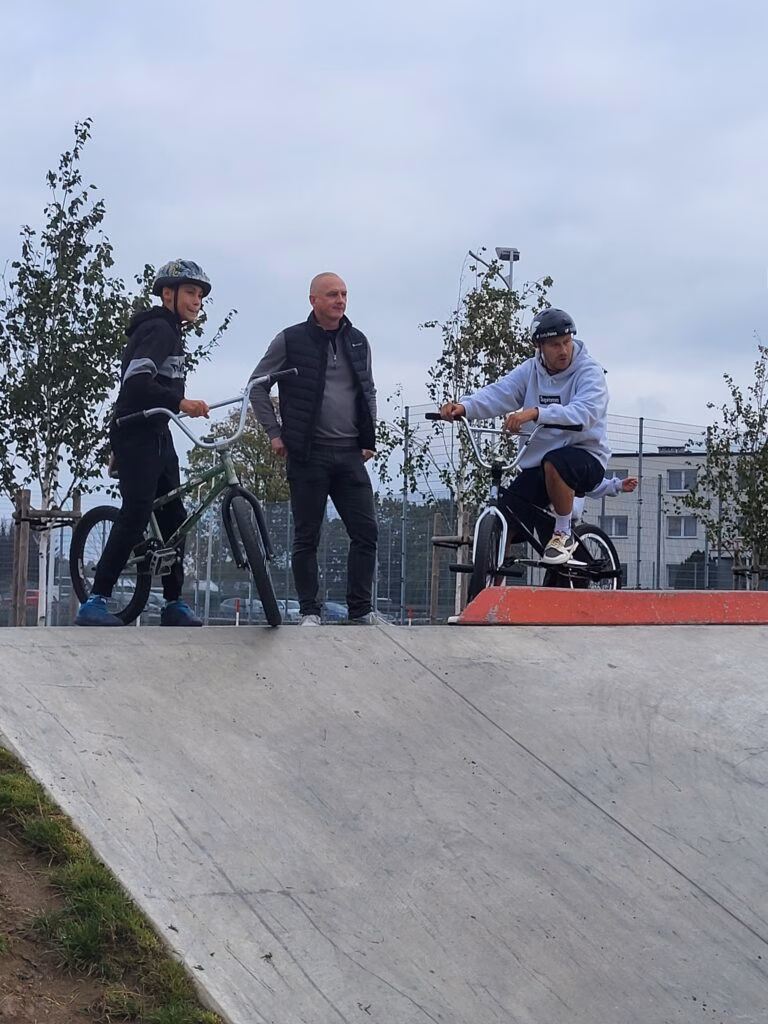 Rolkowy Fun Day 2 - fotorelacja z przebiegu wydarzenia. Dzieci jeżdżący na rolkach, deskorolce i hulajnogach