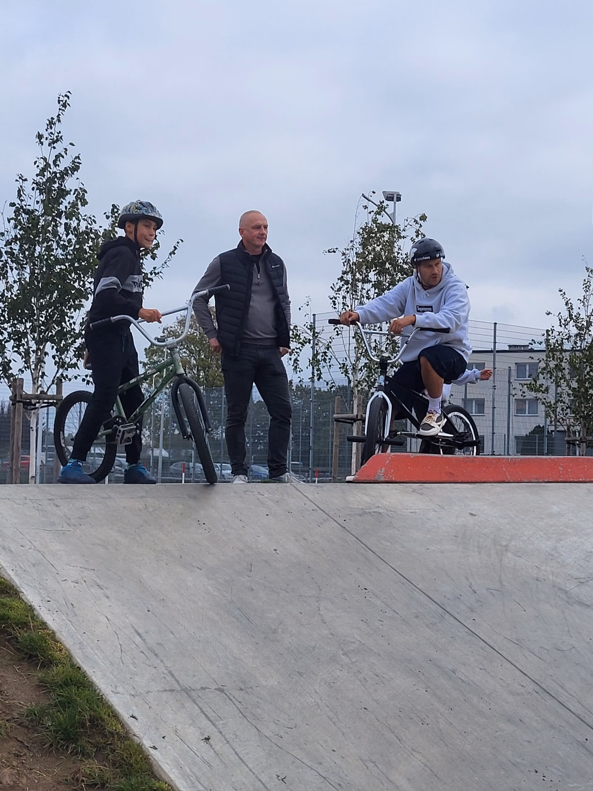 Rolkowy Fun Day 2 - fotorelacja z przebiegu wydarzenia. Dzieci jeżdżący na rolkach, deskorolce i hulajnogach
