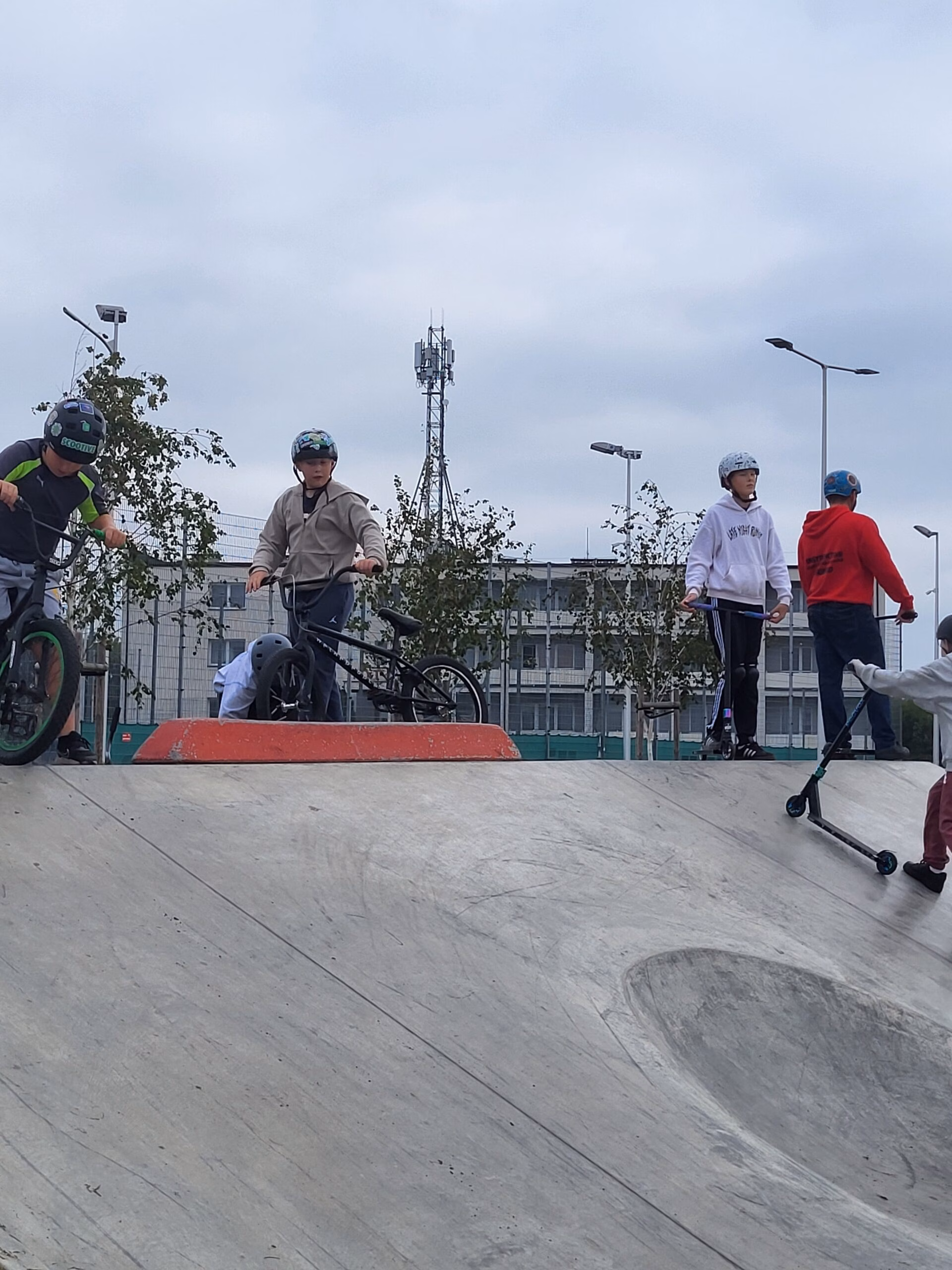 Rolkowy Fun Day 2 - fotorelacja z przebiegu wydarzenia. Dzieci jeżdżący na rolkach, deskorolce i hulajnogach