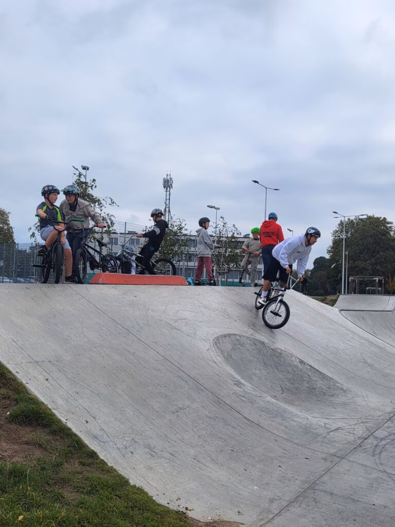 Rolkowy Fun Day 2 - fotorelacja z przebiegu wydarzenia. Dzieci jeżdżący na rolkach, deskorolce i hulajnogach