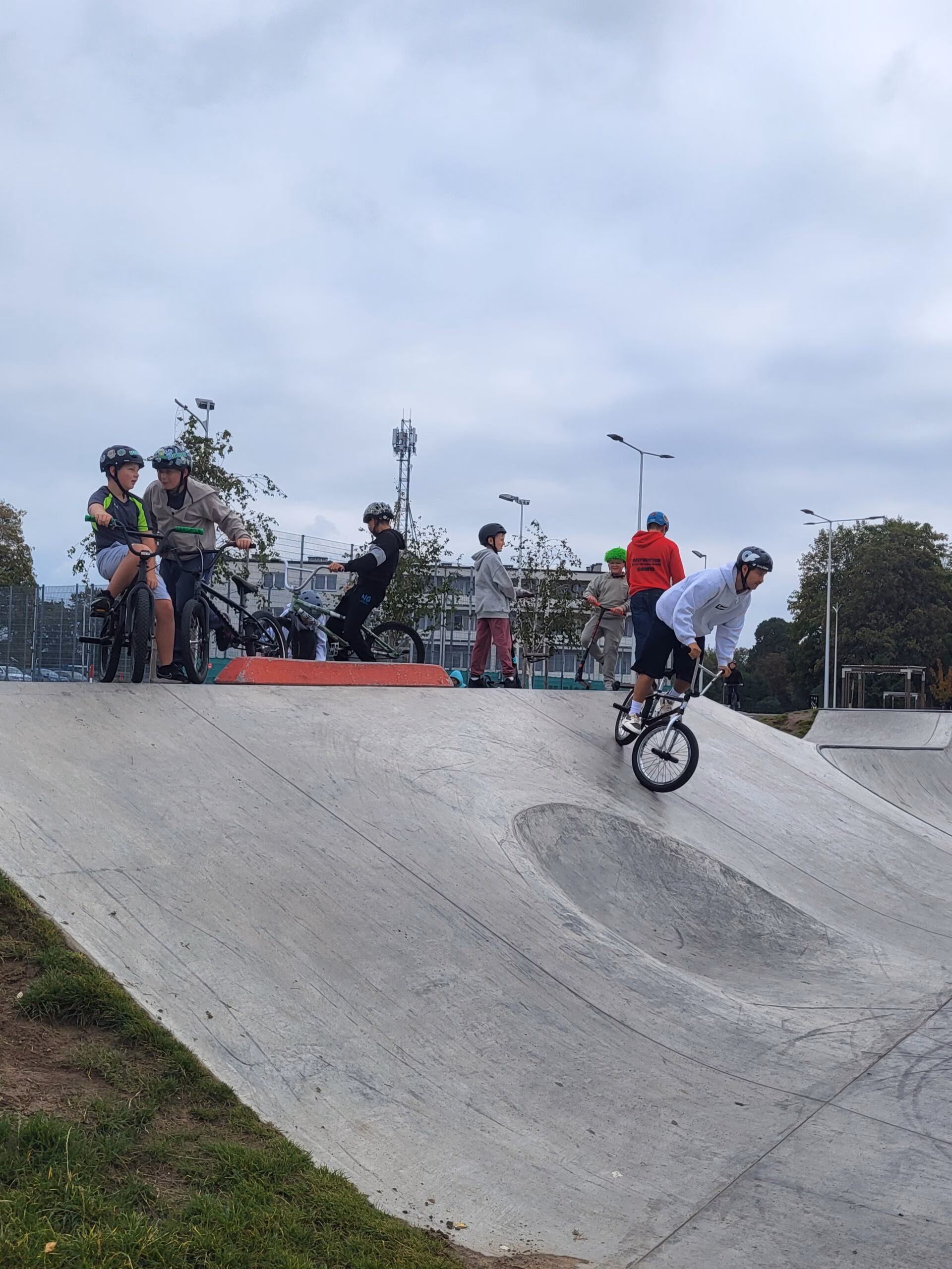 Rolkowy Fun Day 2 - fotorelacja z przebiegu wydarzenia. Dzieci jeżdżący na rolkach, deskorolce i hulajnogach