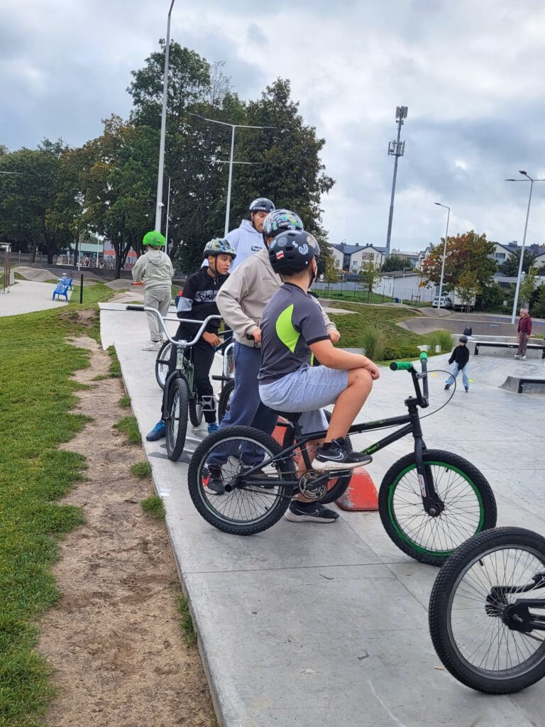 Rolkowy Fun Day 2 - fotorelacja z przebiegu wydarzenia. Dzieci jeżdżący na rolkach, deskorolce i hulajnogach