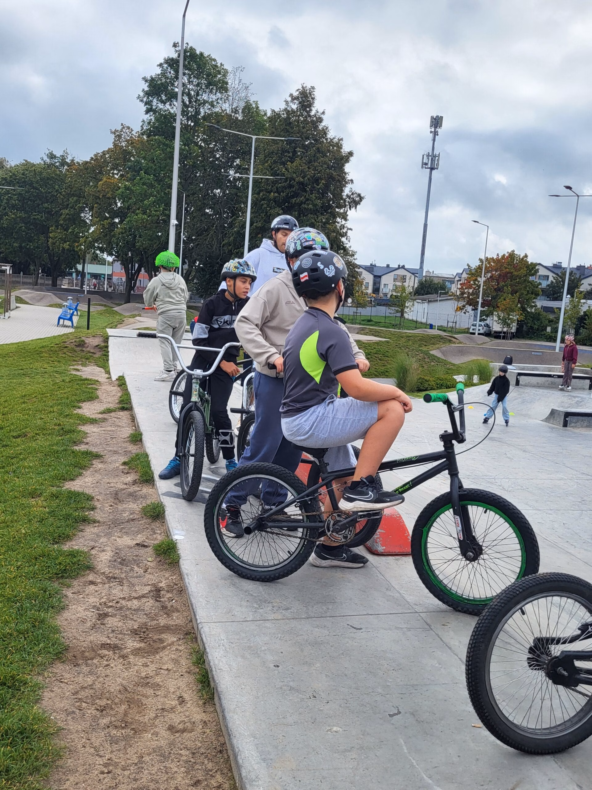 Rolkowy Fun Day 2 - fotorelacja z przebiegu wydarzenia. Dzieci jeżdżący na rolkach, deskorolce i hulajnogach