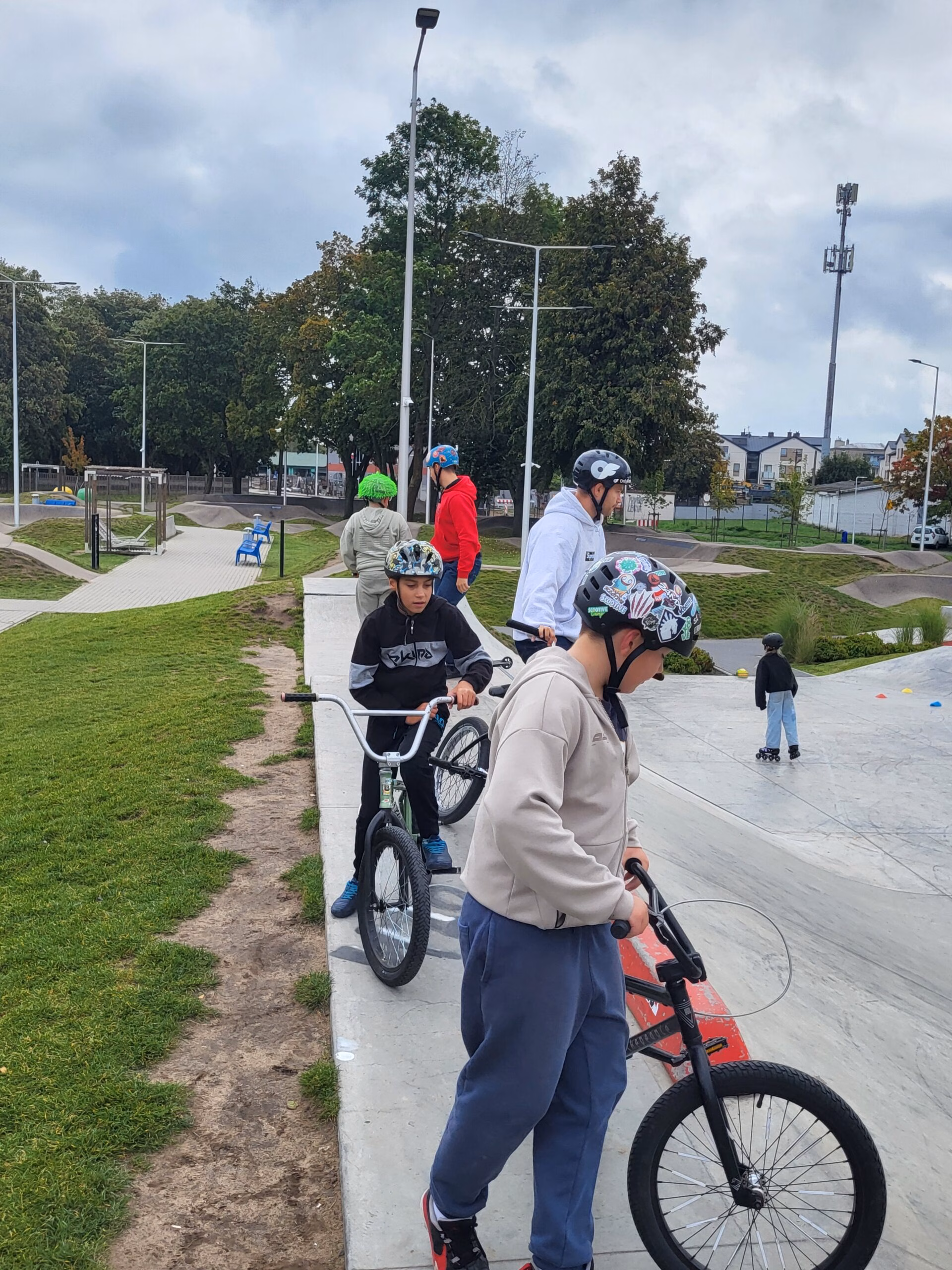 Rolkowy Fun Day 2 - fotorelacja z przebiegu wydarzenia. Dzieci jeżdżący na rolkach, deskorolce i hulajnogach