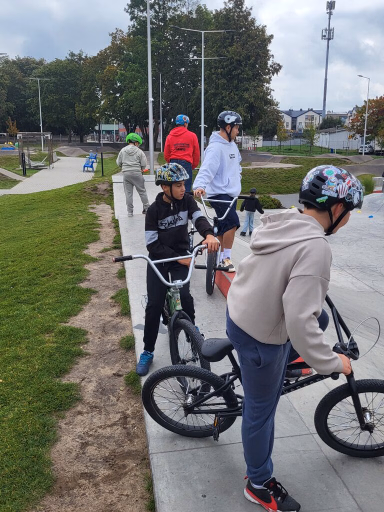 Rolkowy Fun Day 2 - fotorelacja z przebiegu wydarzenia. Dzieci jeżdżący na rolkach, deskorolce i hulajnogach