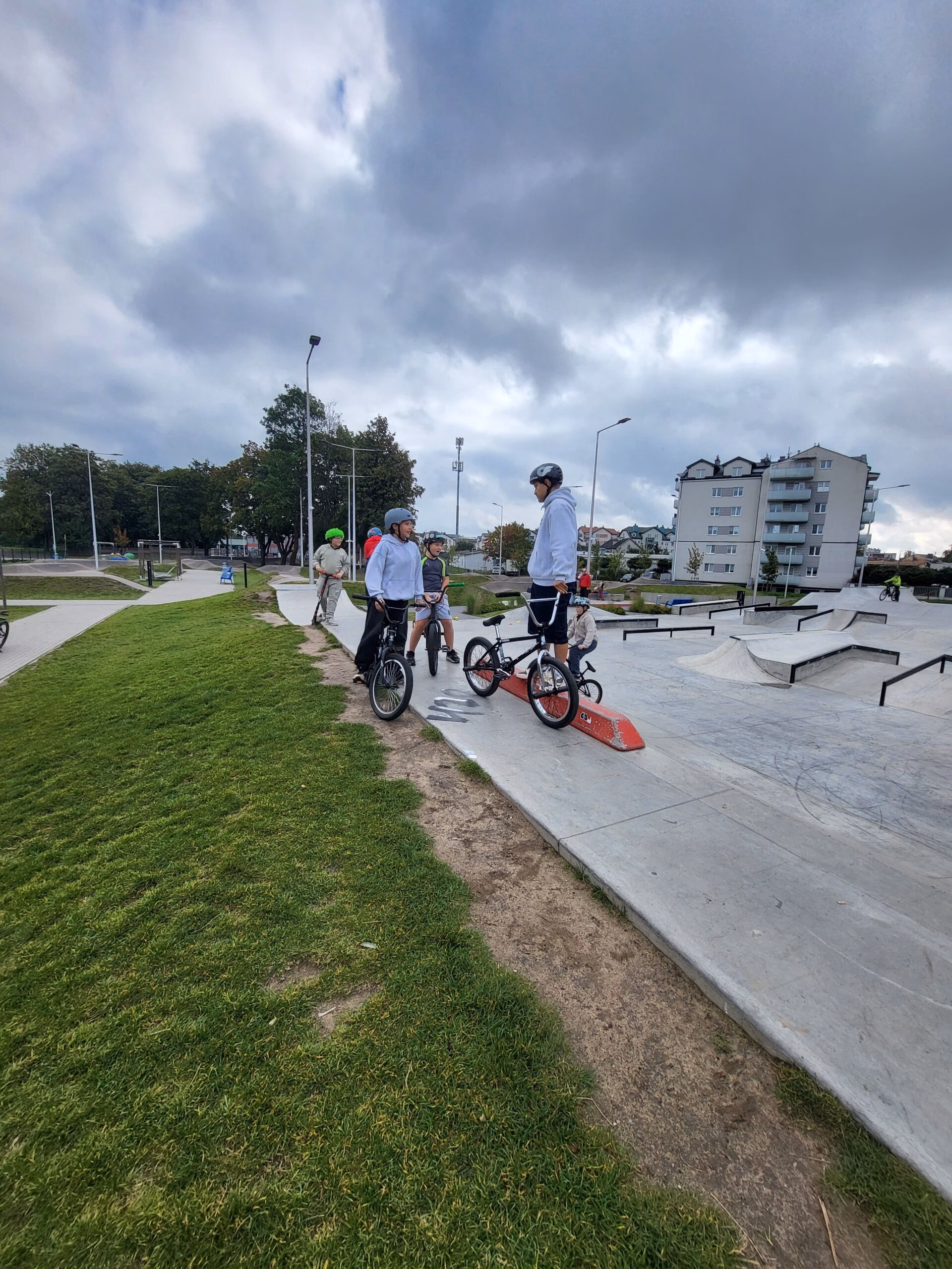 Rolkowy Fun Day 2 - fotorelacja z przebiegu wydarzenia. Dzieci jeżdżący na rolkach, deskorolce i hulajnogach