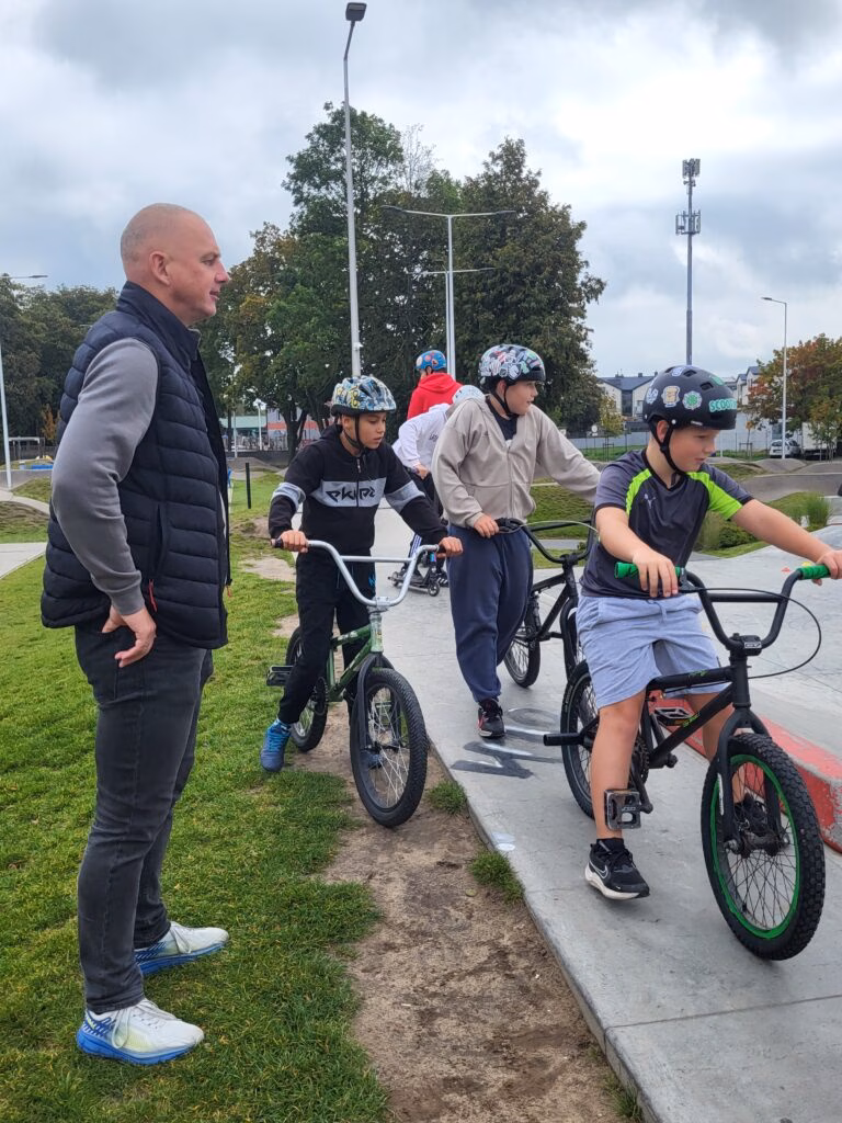Rolkowy Fun Day 2 - fotorelacja z przebiegu wydarzenia. Dzieci jeżdżący na rolkach, deskorolce i hulajnogach