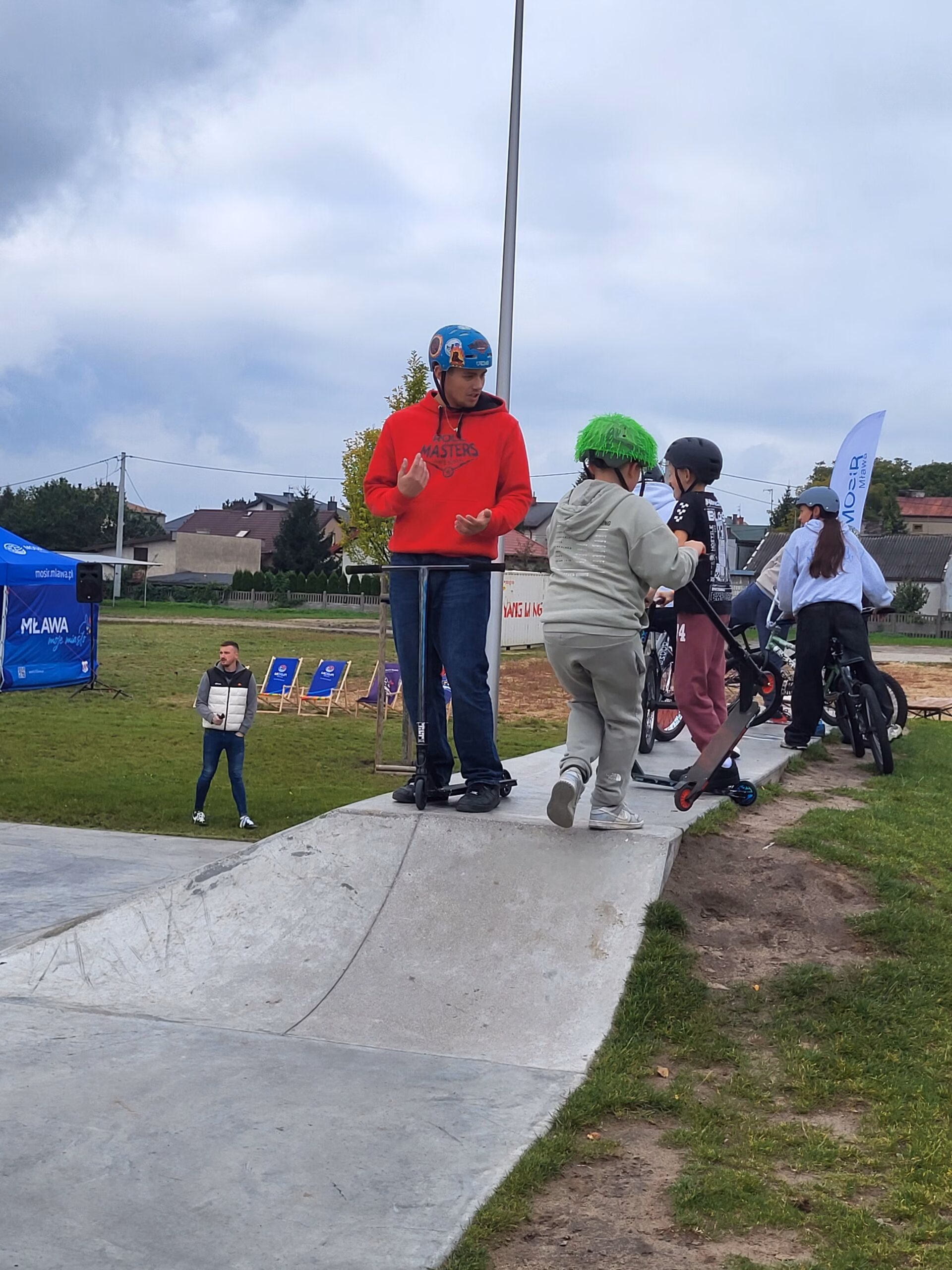 Rolkowy Fun Day 2 - fotorelacja z przebiegu wydarzenia. Dzieci jeżdżący na rolkach, deskorolce i hulajnogach