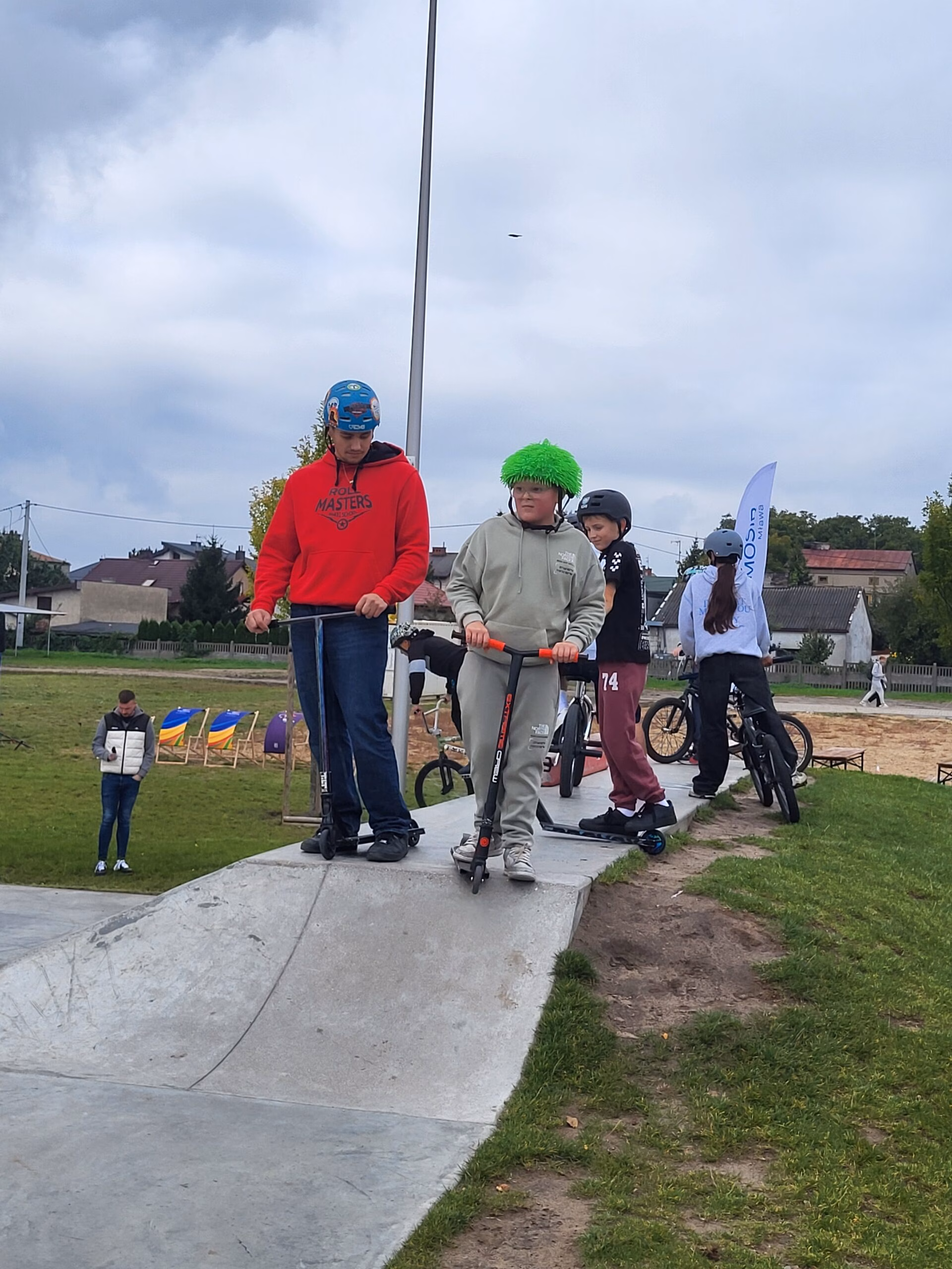 Rolkowy Fun Day 2 - fotorelacja z przebiegu wydarzenia. Dzieci jeżdżący na rolkach, deskorolce i hulajnogach