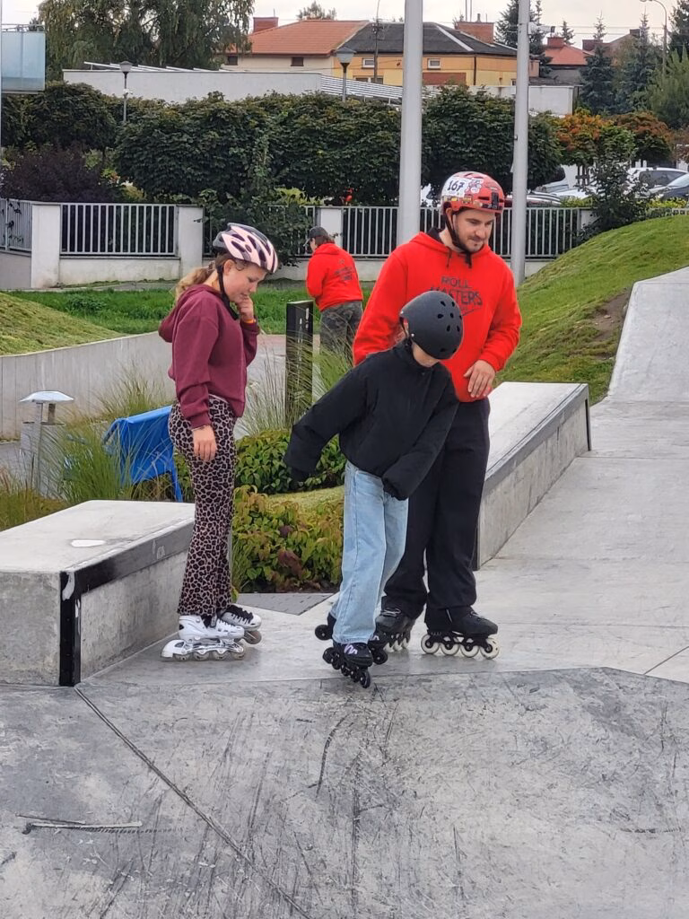 Rolkowy Fun Day 2 - fotorelacja z przebiegu wydarzenia. Dzieci jeżdżący na rolkach, deskorolce i hulajnogach