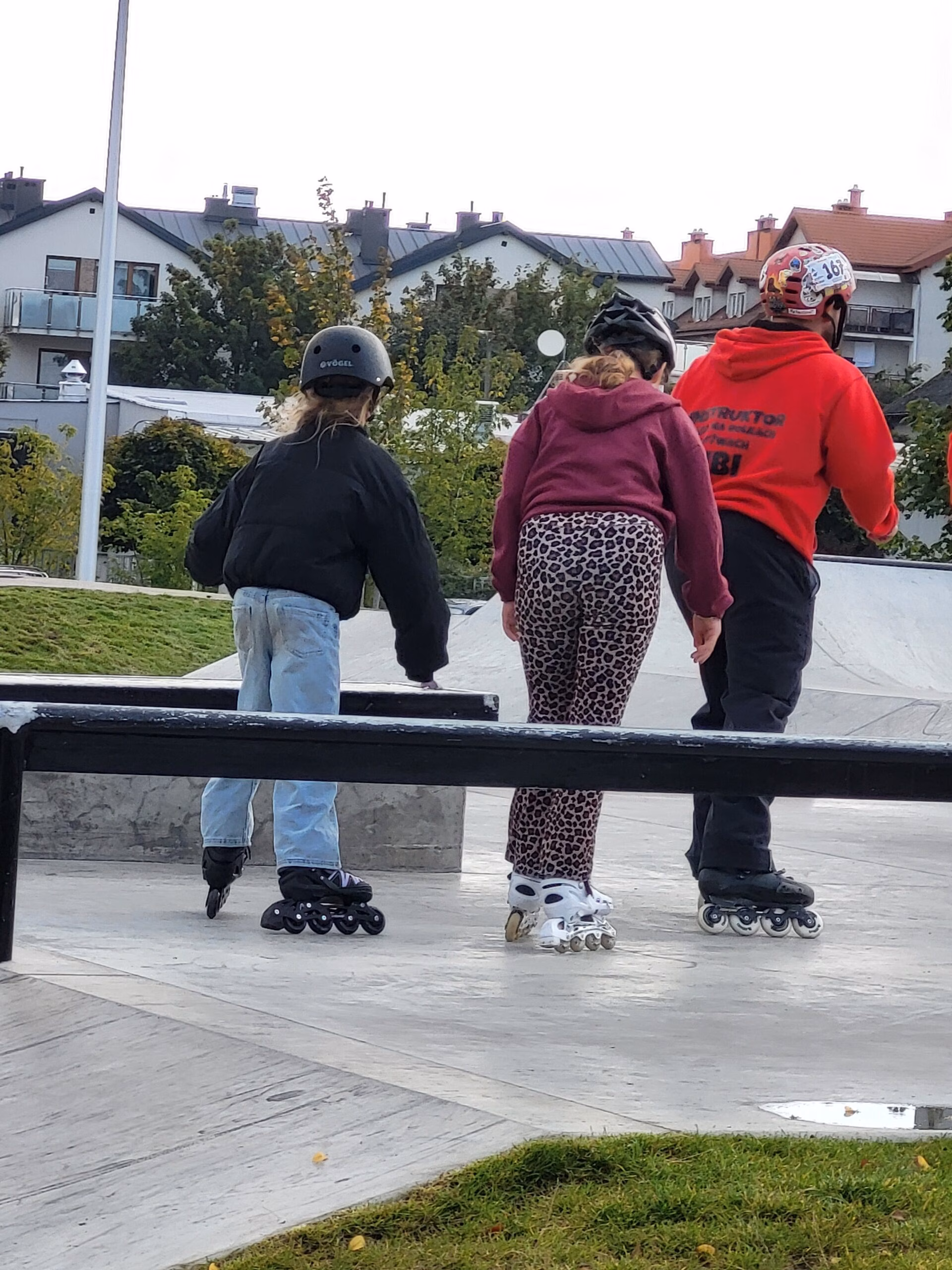 Rolkowy Fun Day 2 - fotorelacja z przebiegu wydarzenia. Dzieci jeżdżący na rolkach, deskorolce i hulajnogach