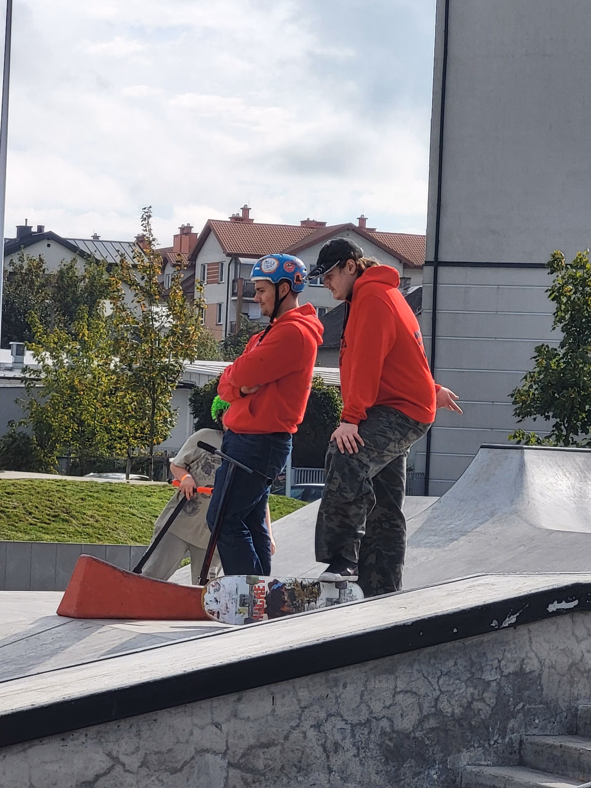 Rolkowy Fun Day 2 - fotorelacja z przebiegu wydarzenia. Dzieci jeżdżący na rolkach, deskorolce i hulajnogach