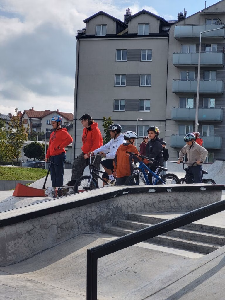 Rolkowy Fun Day 2 - fotorelacja z przebiegu wydarzenia. Dzieci jeżdżący na rolkach, deskorolce i hulajnogach