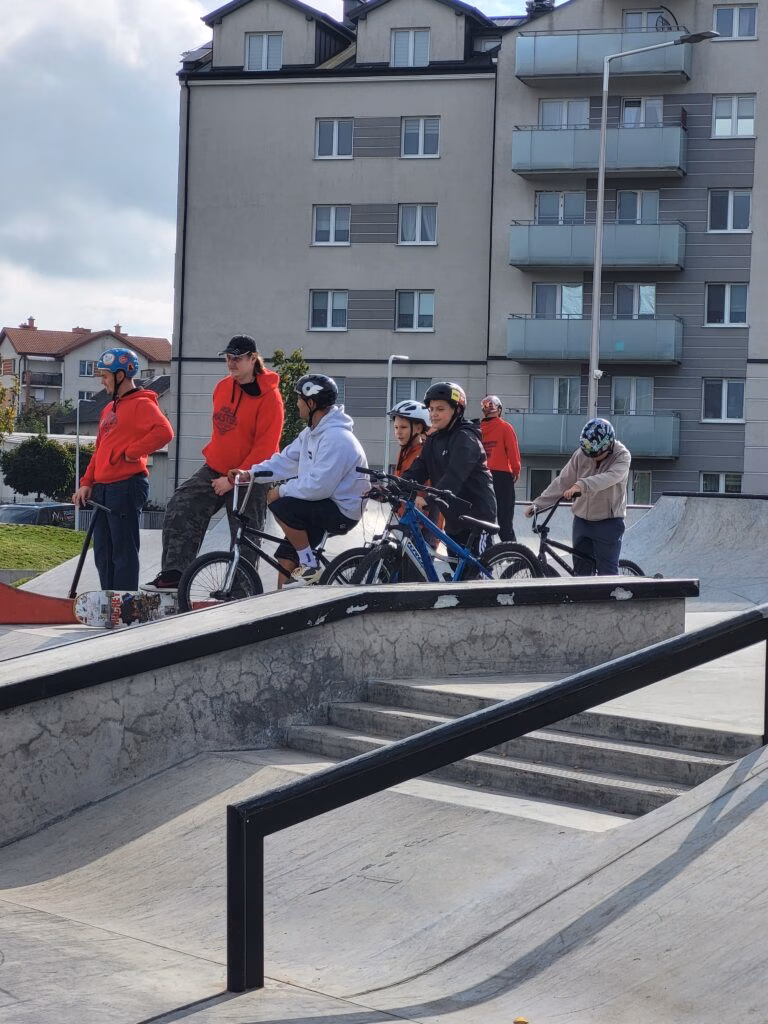 Rolkowy Fun Day 2 - fotorelacja z przebiegu wydarzenia. Dzieci jeżdżący na rolkach, deskorolce i hulajnogach