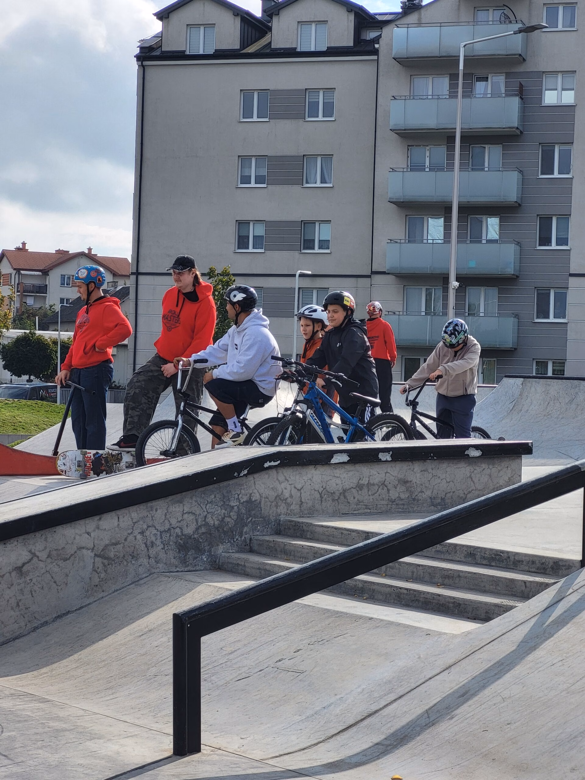 Rolkowy Fun Day 2 - fotorelacja z przebiegu wydarzenia. Dzieci jeżdżący na rolkach, deskorolce i hulajnogach