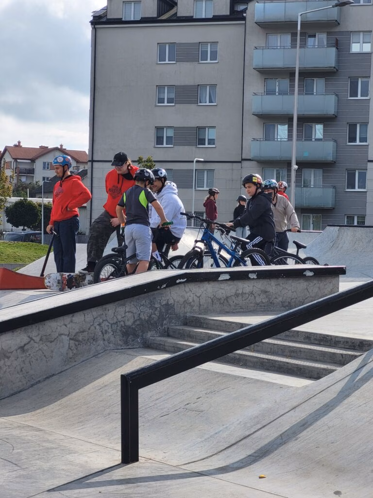 Rolkowy Fun Day 2 - fotorelacja z przebiegu wydarzenia. Dzieci jeżdżący na rolkach, deskorolce i hulajnogach