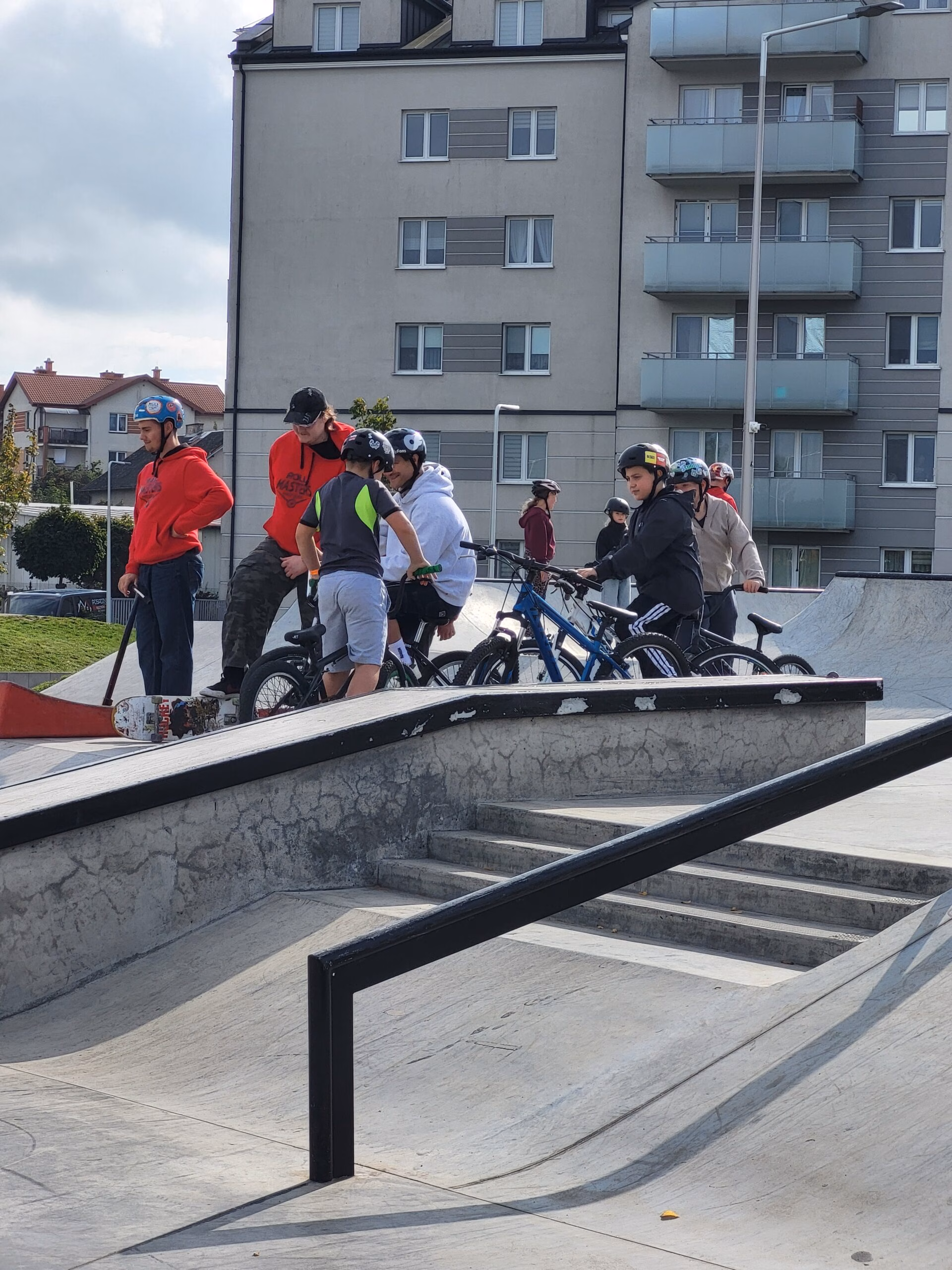 Rolkowy Fun Day 2 - fotorelacja z przebiegu wydarzenia. Dzieci jeżdżący na rolkach, deskorolce i hulajnogach