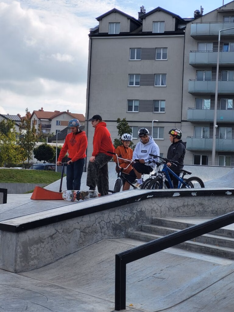 Rolkowy Fun Day 2 - fotorelacja z przebiegu wydarzenia. Dzieci jeżdżący na rolkach, deskorolce i hulajnogach