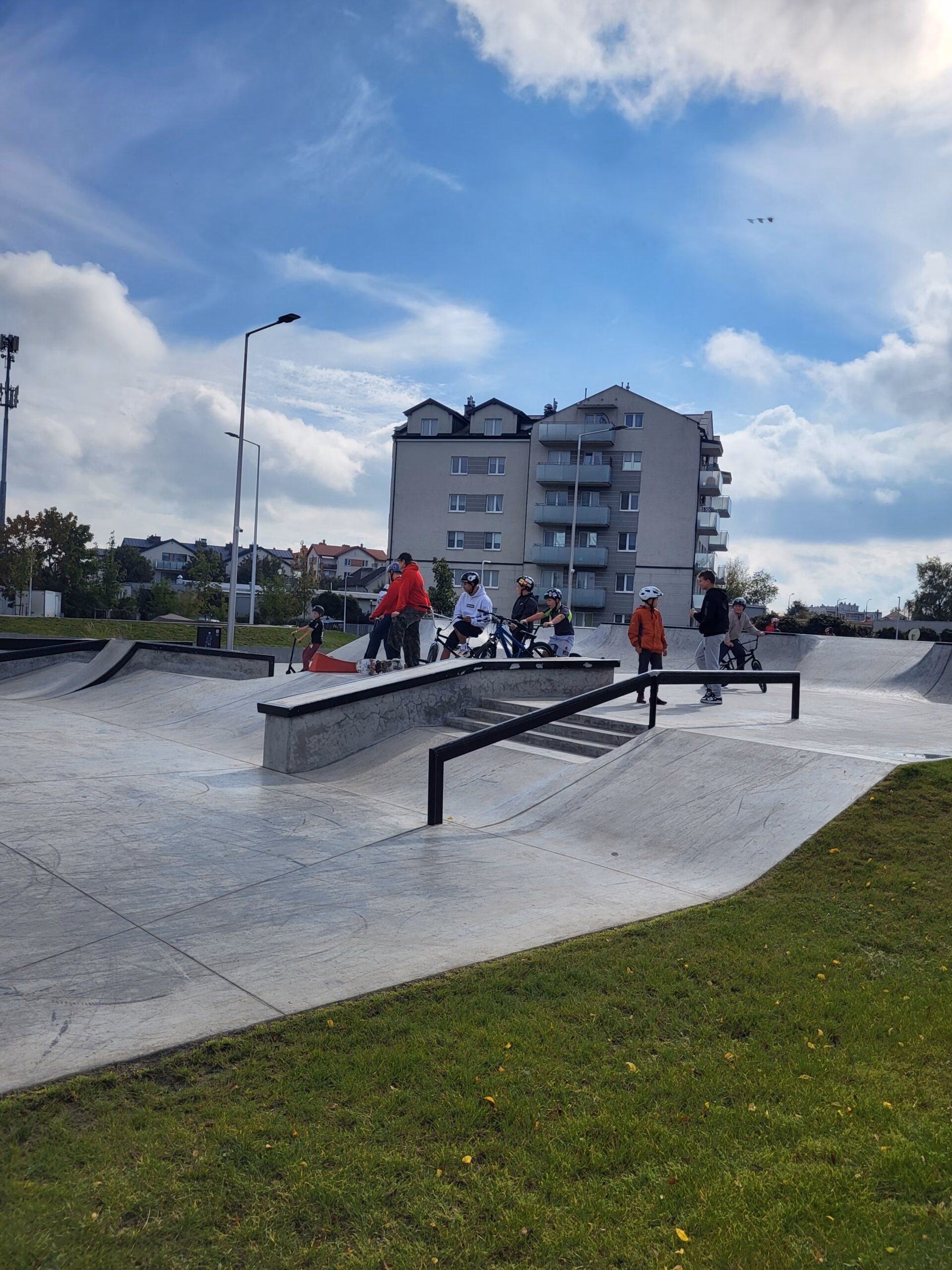 Rolkowy Fun Day 2 - fotorelacja z przebiegu wydarzenia. Dzieci jeżdżący na rolkach, deskorolce i hulajnogach