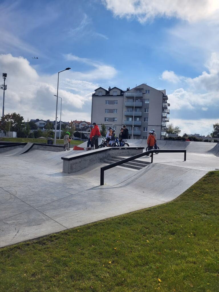 Rolkowy Fun Day 2 - fotorelacja z przebiegu wydarzenia. Dzieci jeżdżący na rolkach, deskorolce i hulajnogach