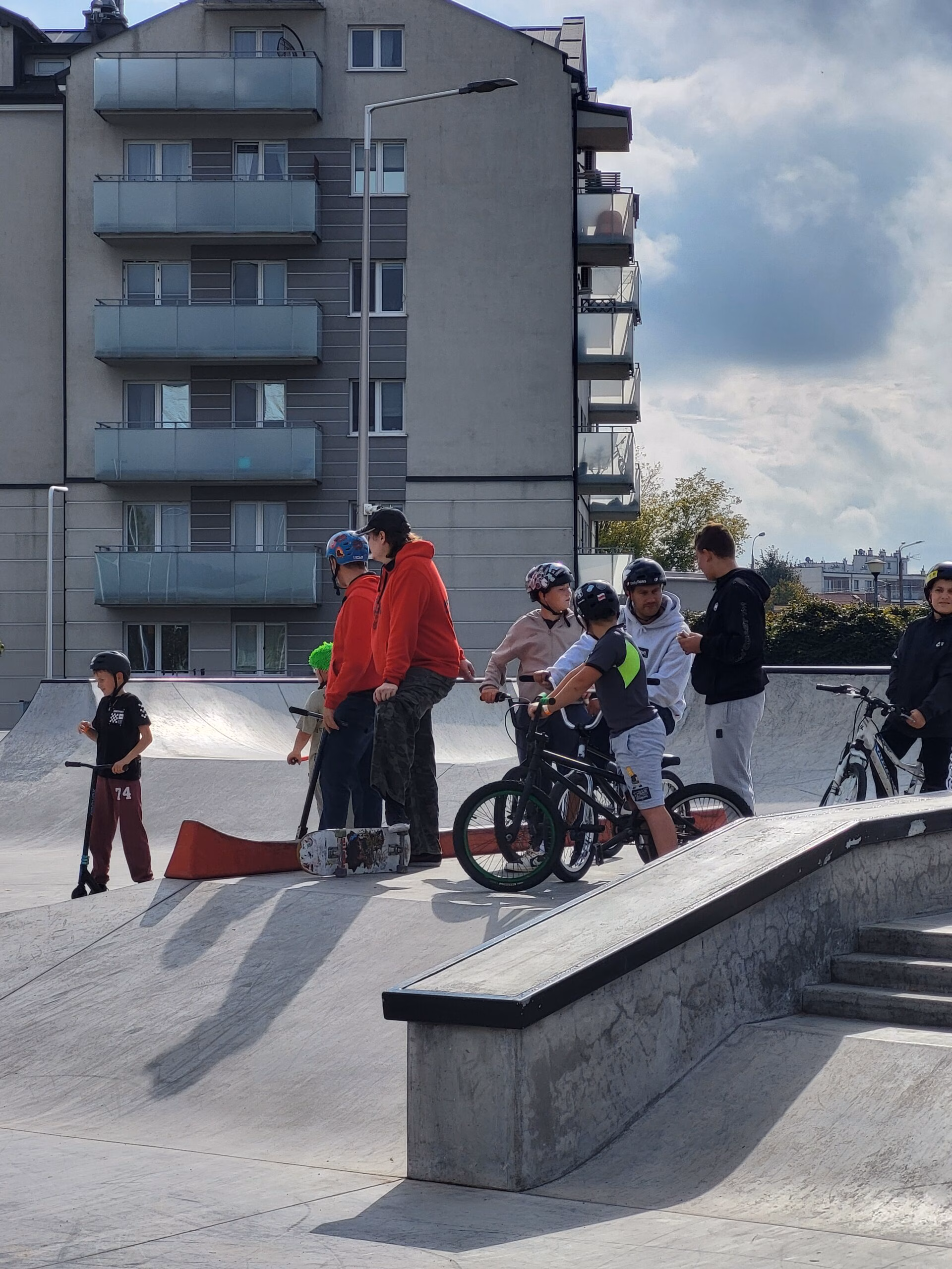 Rolkowy Fun Day 2 - fotorelacja z przebiegu wydarzenia. Dzieci jeżdżący na rolkach, deskorolce i hulajnogach