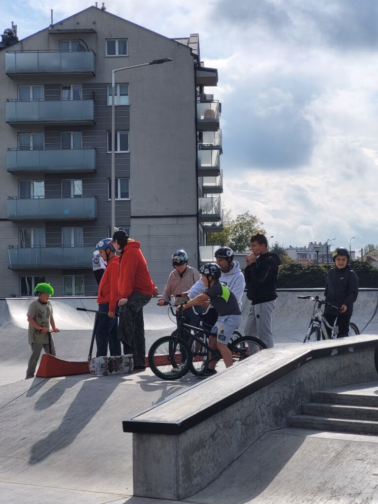 Rolkowy Fun Day 2 - fotorelacja z przebiegu wydarzenia. Dzieci jeżdżący na rolkach, deskorolce i hulajnogach