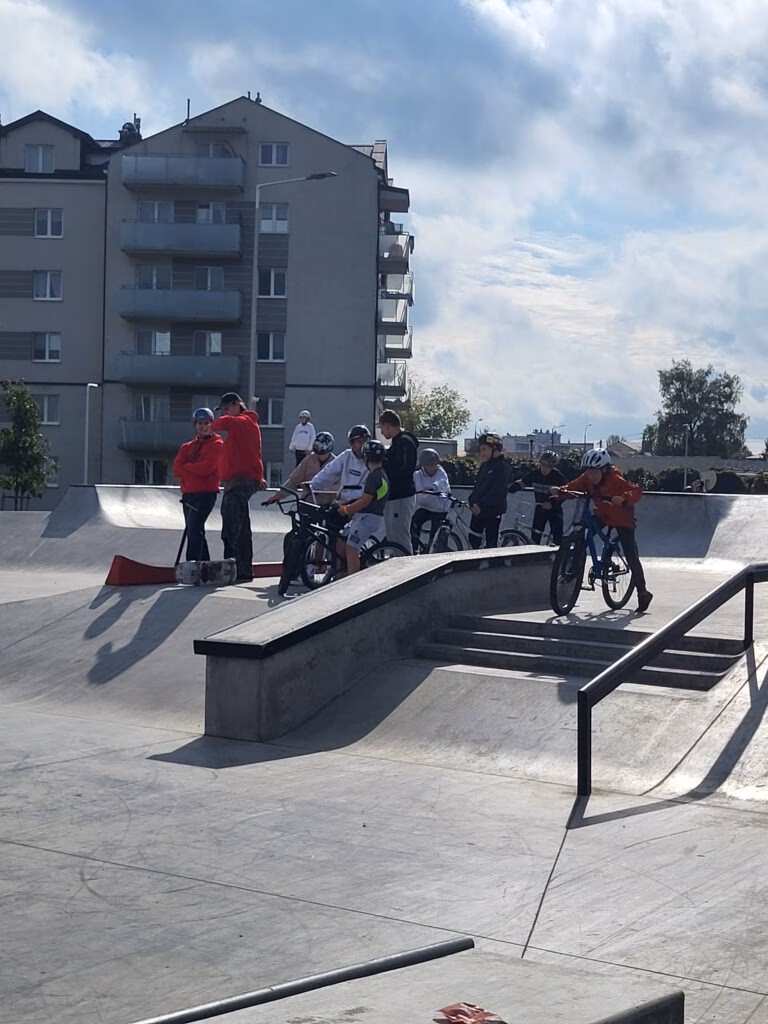 Rolkowy Fun Day 2 - fotorelacja z przebiegu wydarzenia. Dzieci jeżdżący na rolkach, deskorolce i hulajnogach