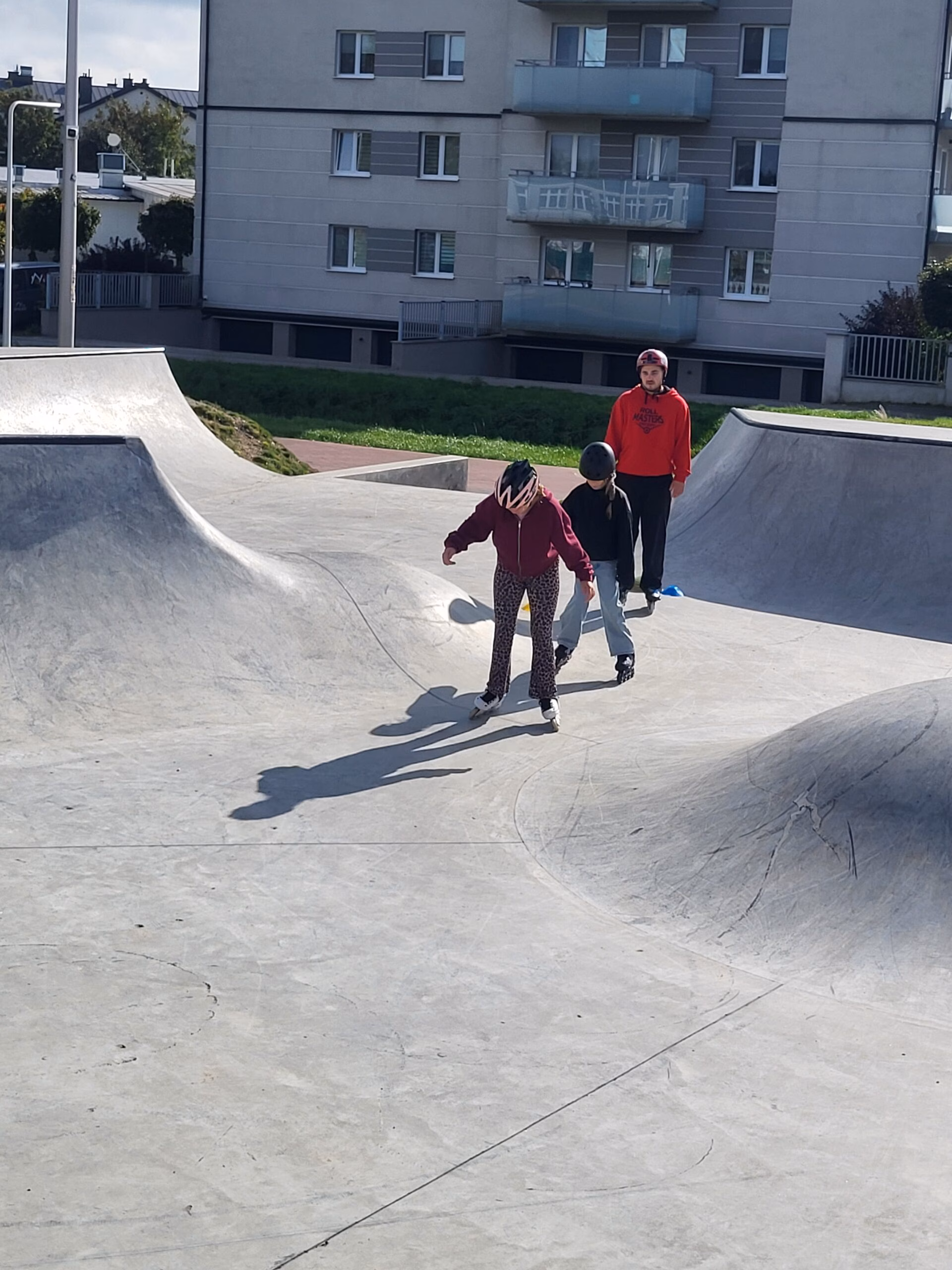 Rolkowy Fun Day 2 - fotorelacja z przebiegu wydarzenia. Dzieci jeżdżący na rolkach, deskorolce i hulajnogach