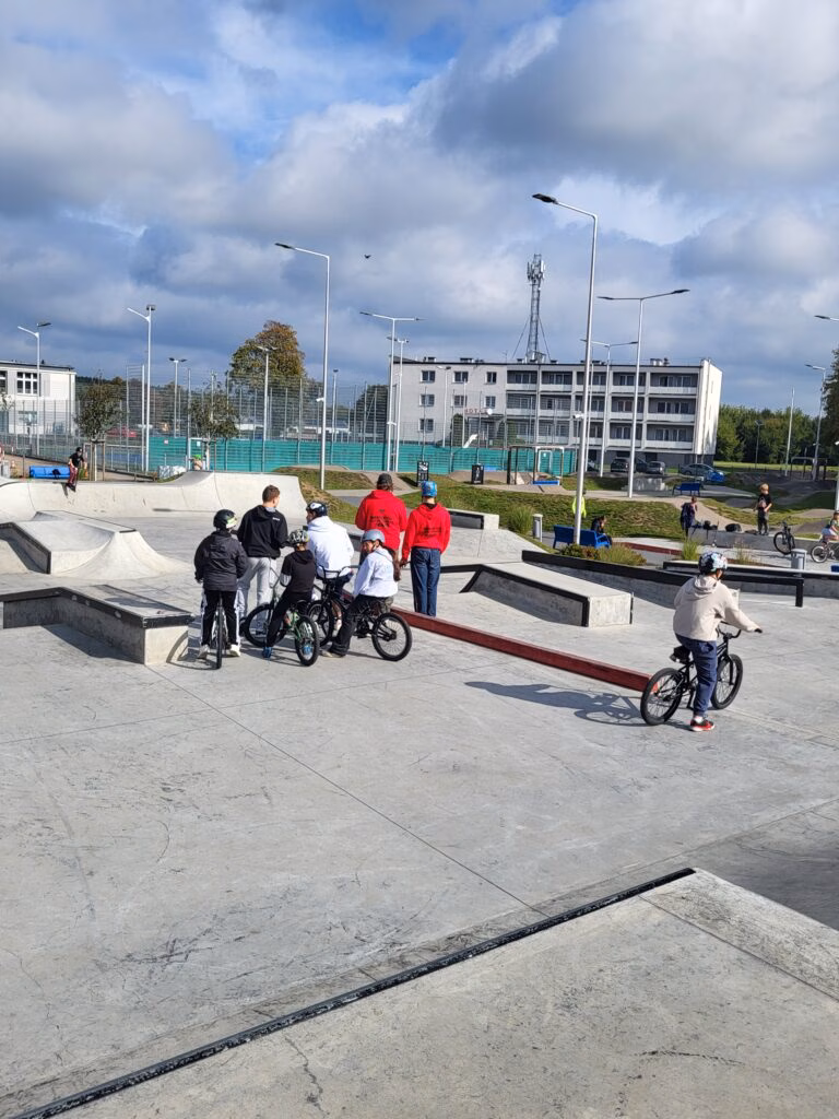 Rolkowy Fun Day 2 - fotorelacja z przebiegu wydarzenia. Dzieci jeżdżący na rolkach, deskorolce i hulajnogach