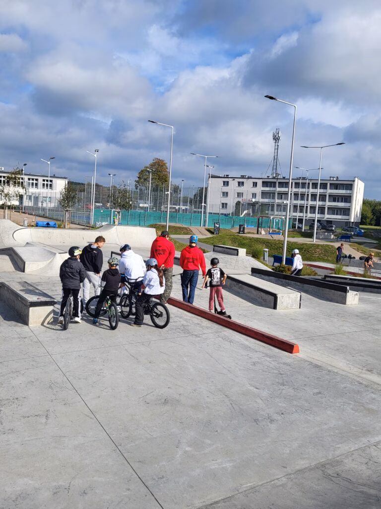 Rolkowy Fun Day 2 - fotorelacja z przebiegu wydarzenia. Dzieci jeżdżący na rolkach, deskorolce i hulajnogach