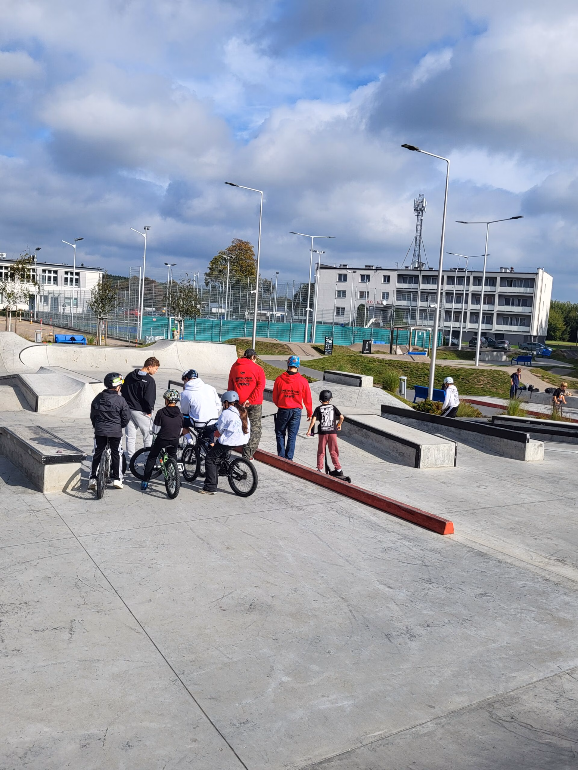 Rolkowy Fun Day 2 - fotorelacja z przebiegu wydarzenia. Dzieci jeżdżący na rolkach, deskorolce i hulajnogach