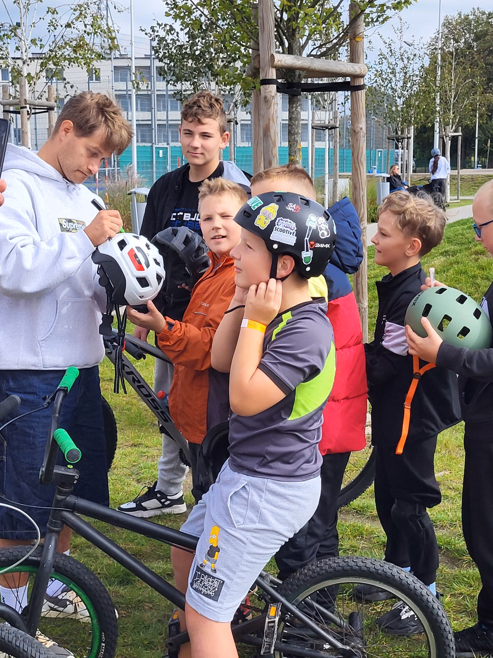Rolkowy Fun Day 2 - fotorelacja z przebiegu wydarzenia. Dzieci jeżdżący na rolkach, deskorolce i hulajnogach