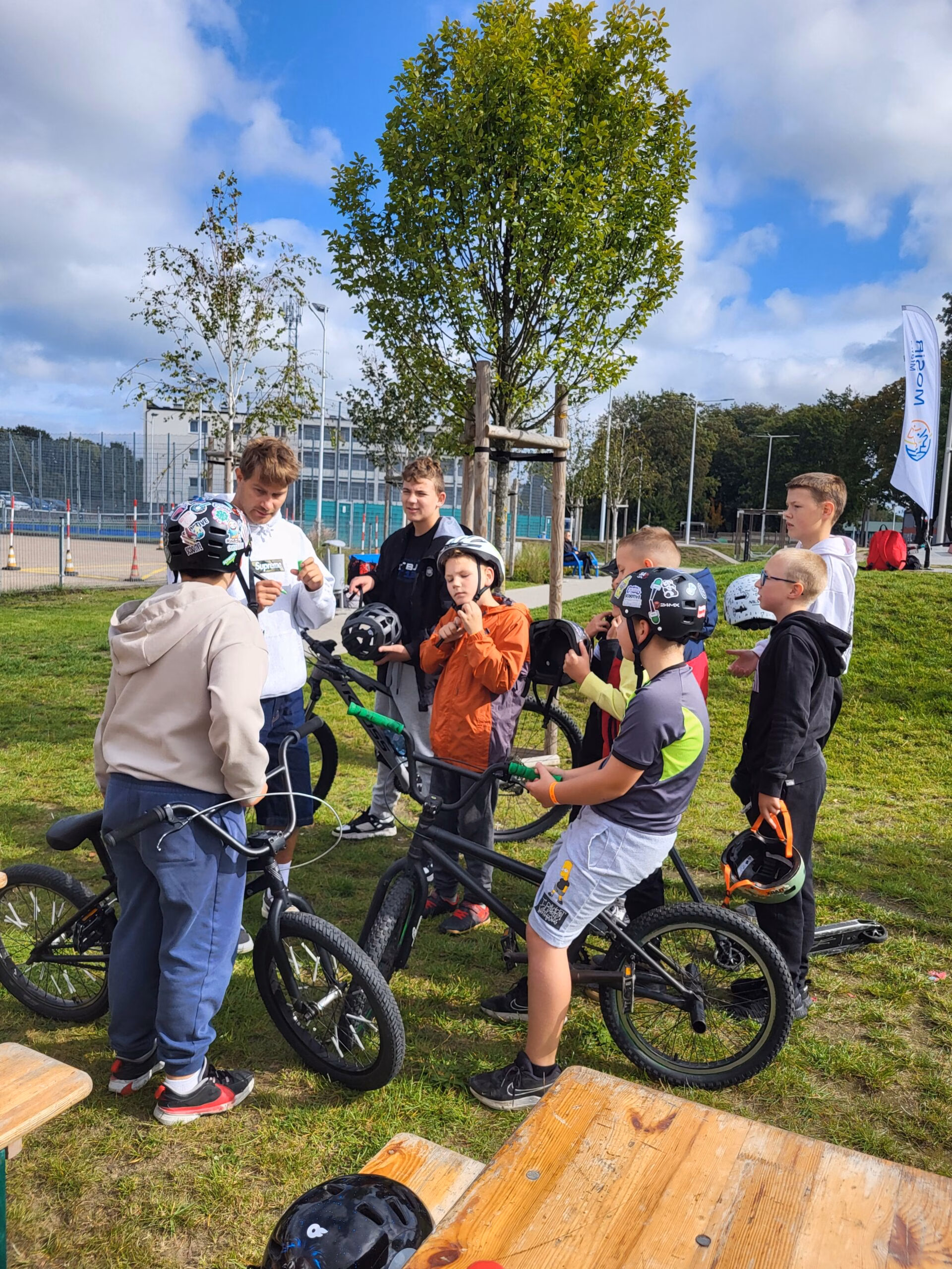 Rolkowy Fun Day 2 - fotorelacja z przebiegu wydarzenia. Dzieci jeżdżący na rolkach, deskorolce i hulajnogach