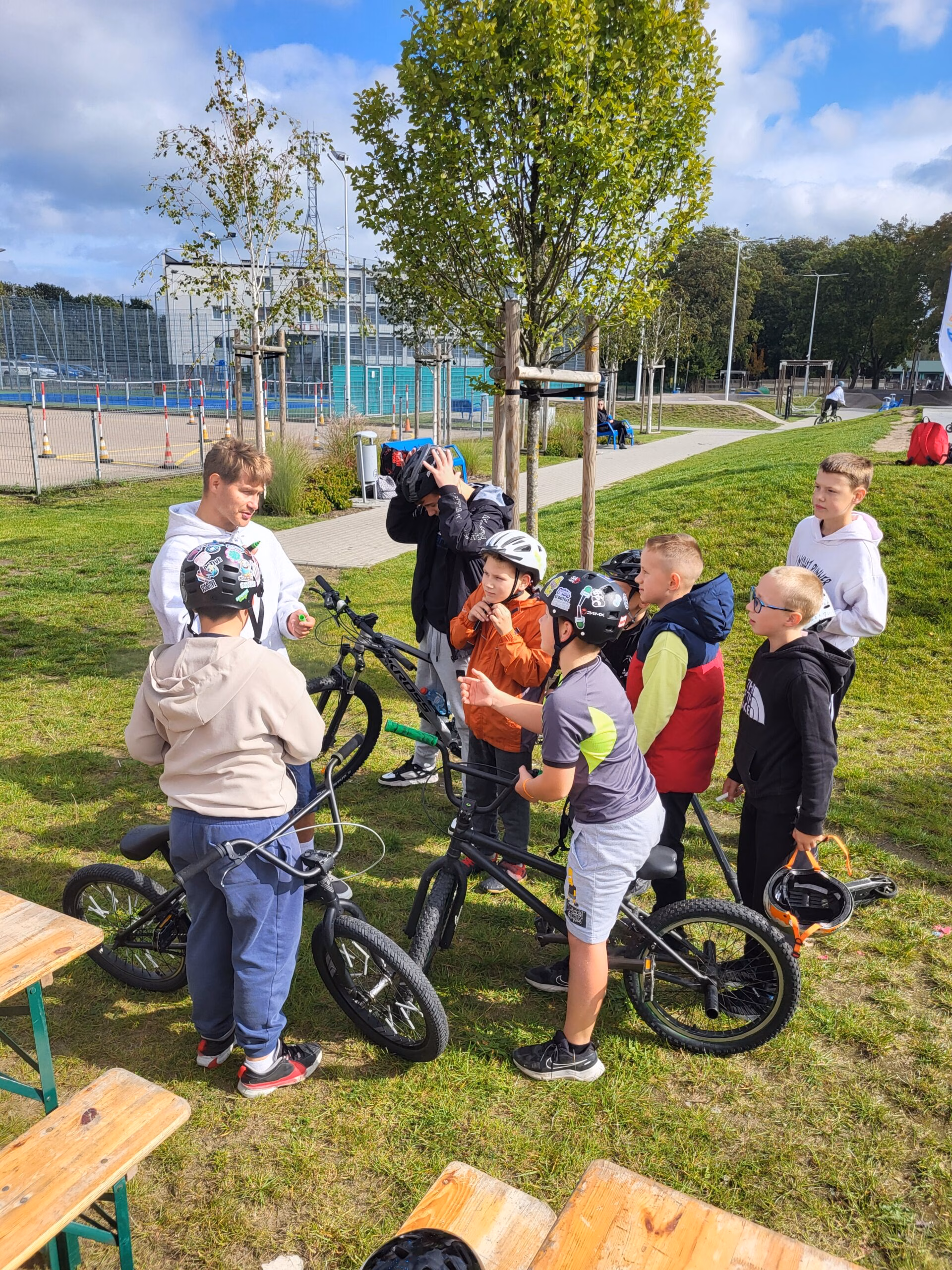 Rolkowy Fun Day 2 - fotorelacja z przebiegu wydarzenia. Dzieci jeżdżący na rolkach, deskorolce i hulajnogach
