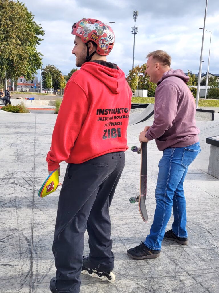 Rolkowy Fun Day 2 - fotorelacja z przebiegu wydarzenia. Dzieci jeżdżący na rolkach, deskorolce i hulajnogach