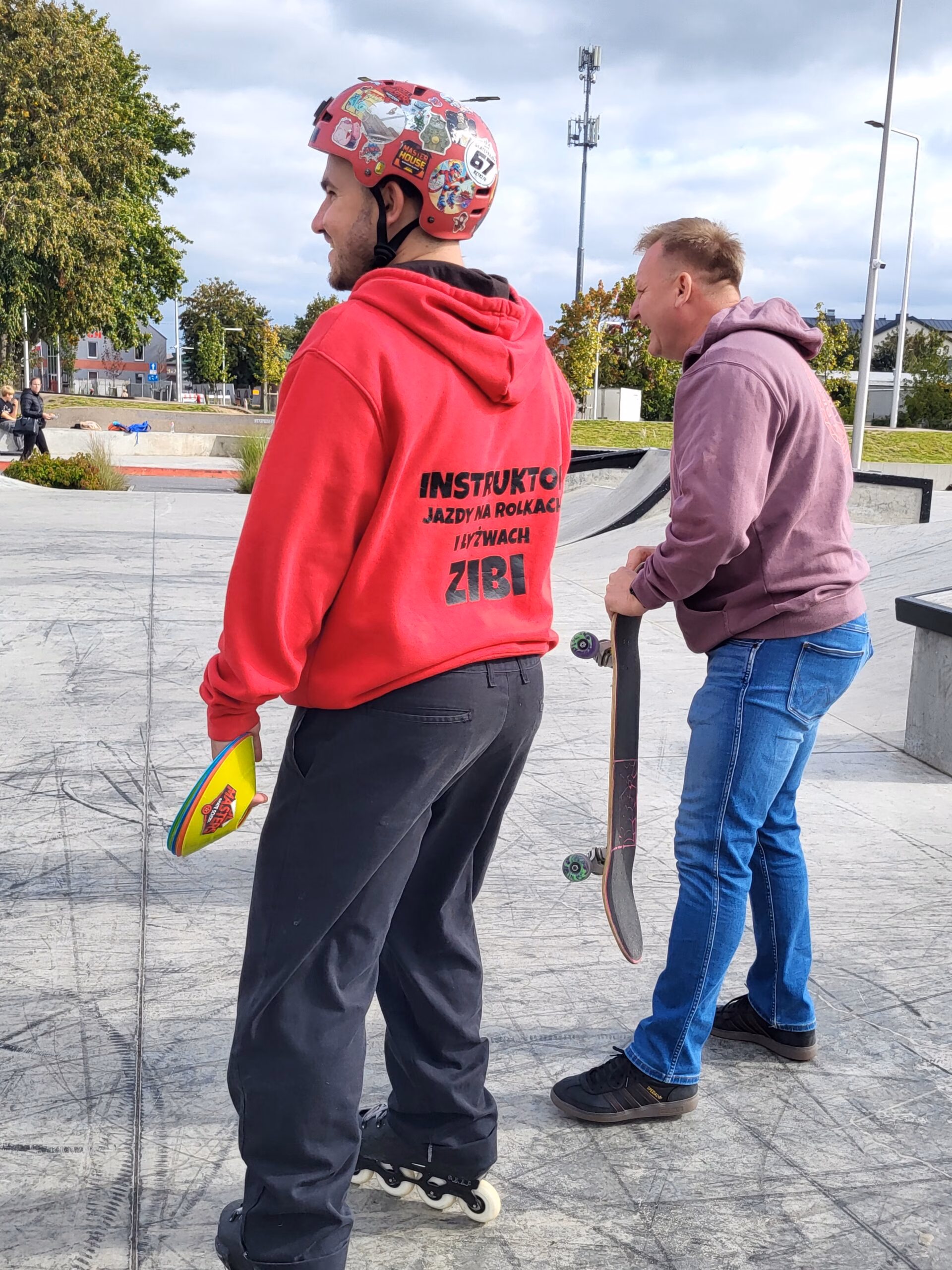 Rolkowy Fun Day 2 - fotorelacja z przebiegu wydarzenia. Dzieci jeżdżący na rolkach, deskorolce i hulajnogach