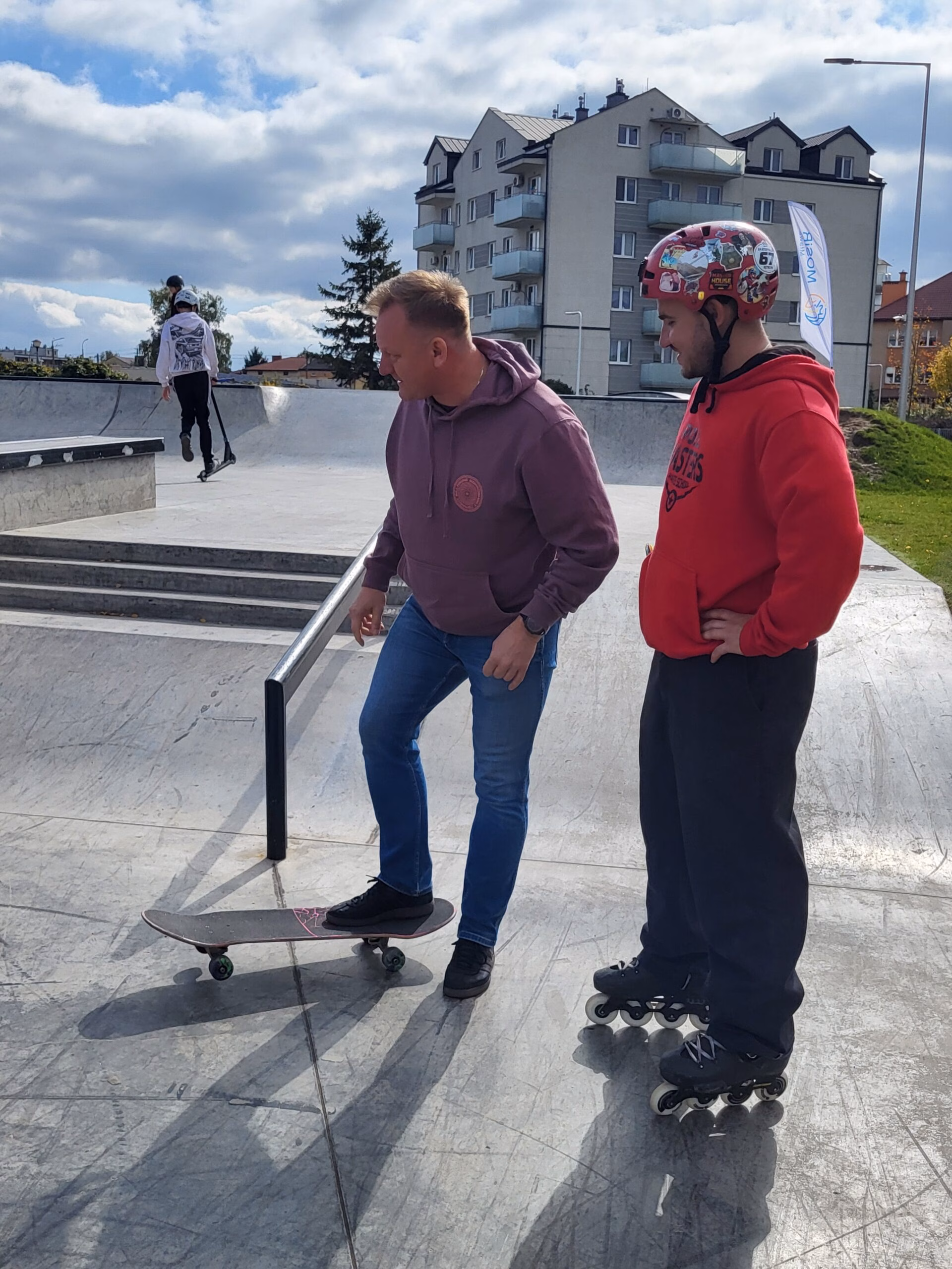 Rolkowy Fun Day 2 - fotorelacja z przebiegu wydarzenia. Dzieci jeżdżący na rolkach, deskorolce i hulajnogach