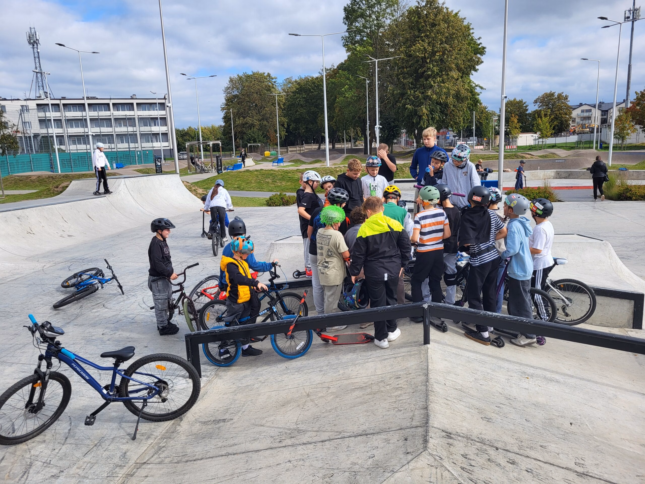 Rolkowy Fun Day 2 - fotorelacja z przebiegu wydarzenia. Dzieci jeżdżący na rolkach, deskorolce i hulajnogach