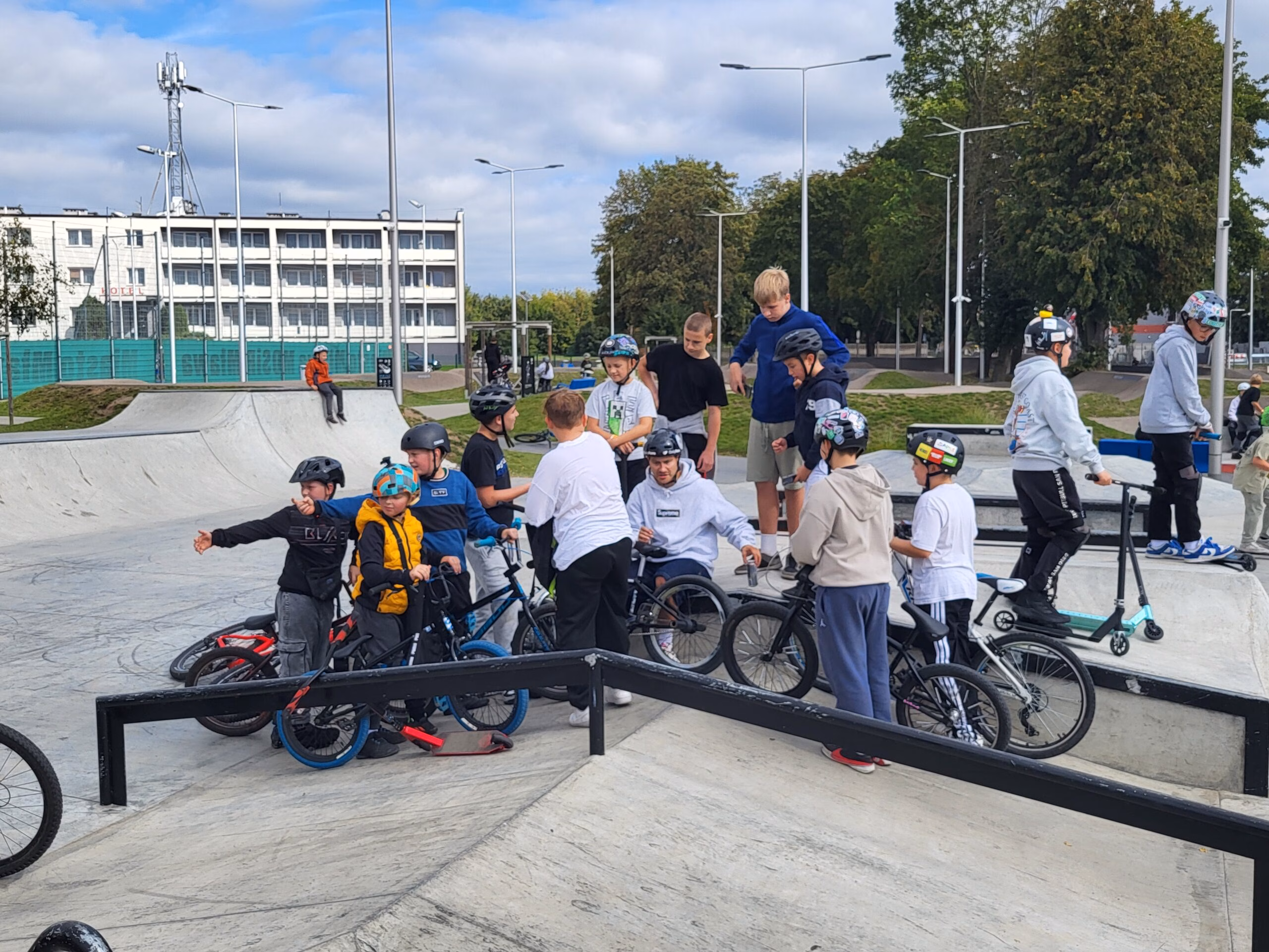 Rolkowy Fun Day 2 - fotorelacja z przebiegu wydarzenia. Dzieci jeżdżący na rolkach, deskorolce i hulajnogach