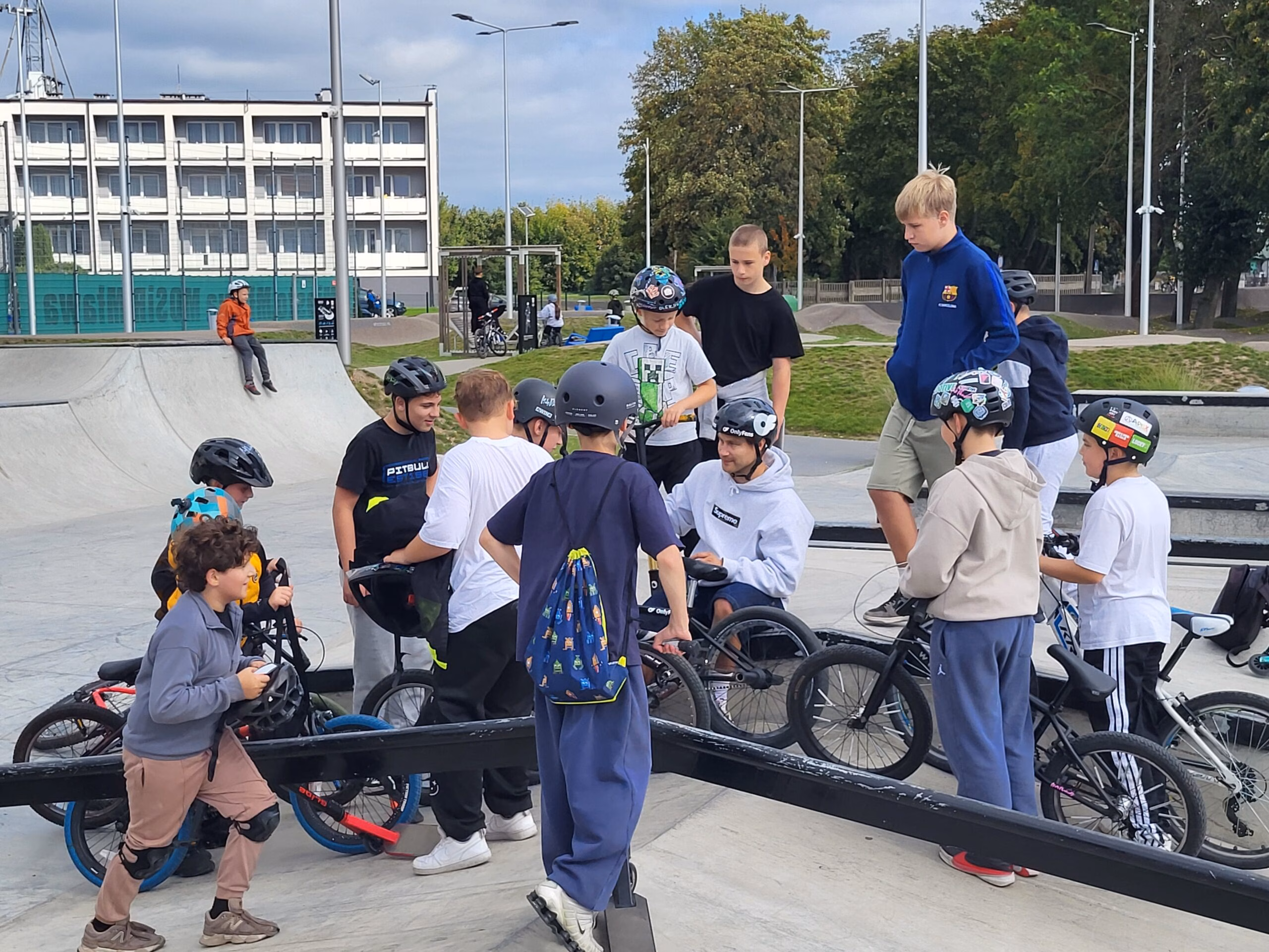 Rolkowy Fun Day 2 - fotorelacja z przebiegu wydarzenia. Dzieci jeżdżący na rolkach, deskorolce i hulajnogach
