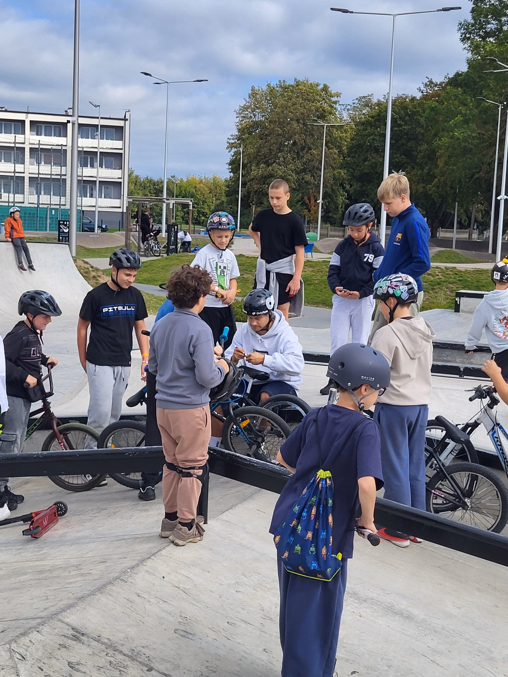 Rolkowy Fun Day 2 - fotorelacja z przebiegu wydarzenia. Dzieci jeżdżący na rolkach, deskorolce i hulajnogach