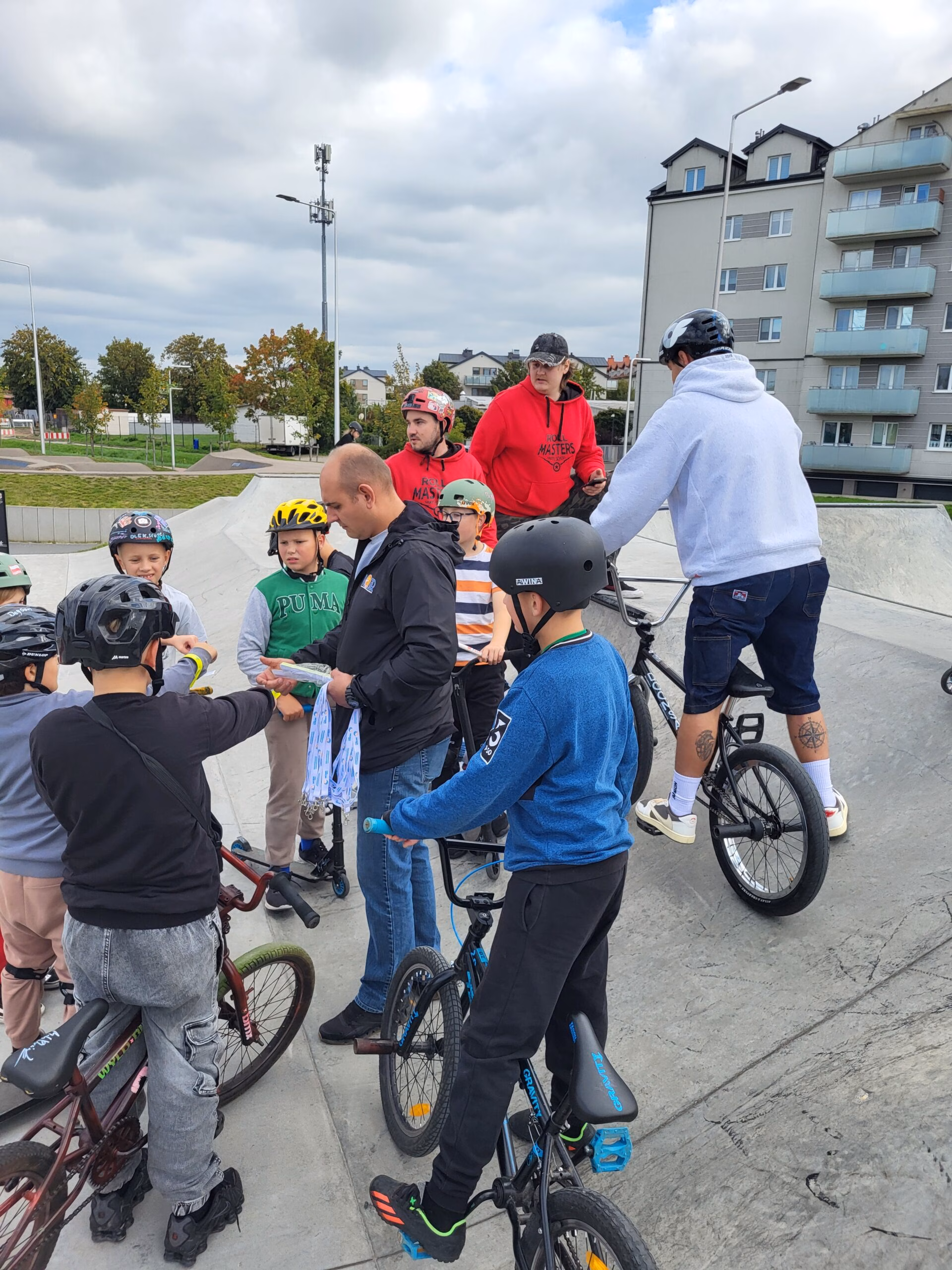 Rolkowy Fun Day 2 - fotorelacja z przebiegu wydarzenia. Dzieci jeżdżący na rolkach, deskorolce i hulajnogach