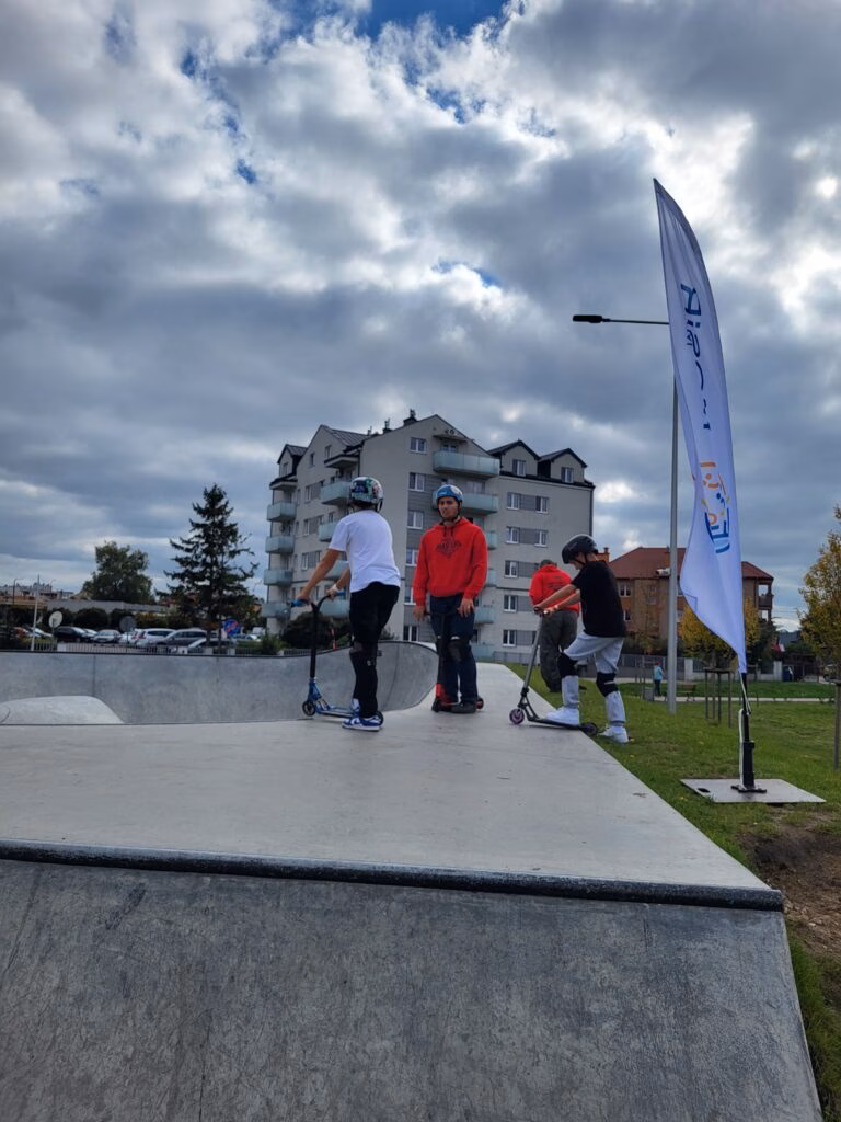 Rolkowy Fun Day 2 - fotorelacja z przebiegu wydarzenia. Dzieci jeżdżący na rolkach, deskorolce i hulajnogach