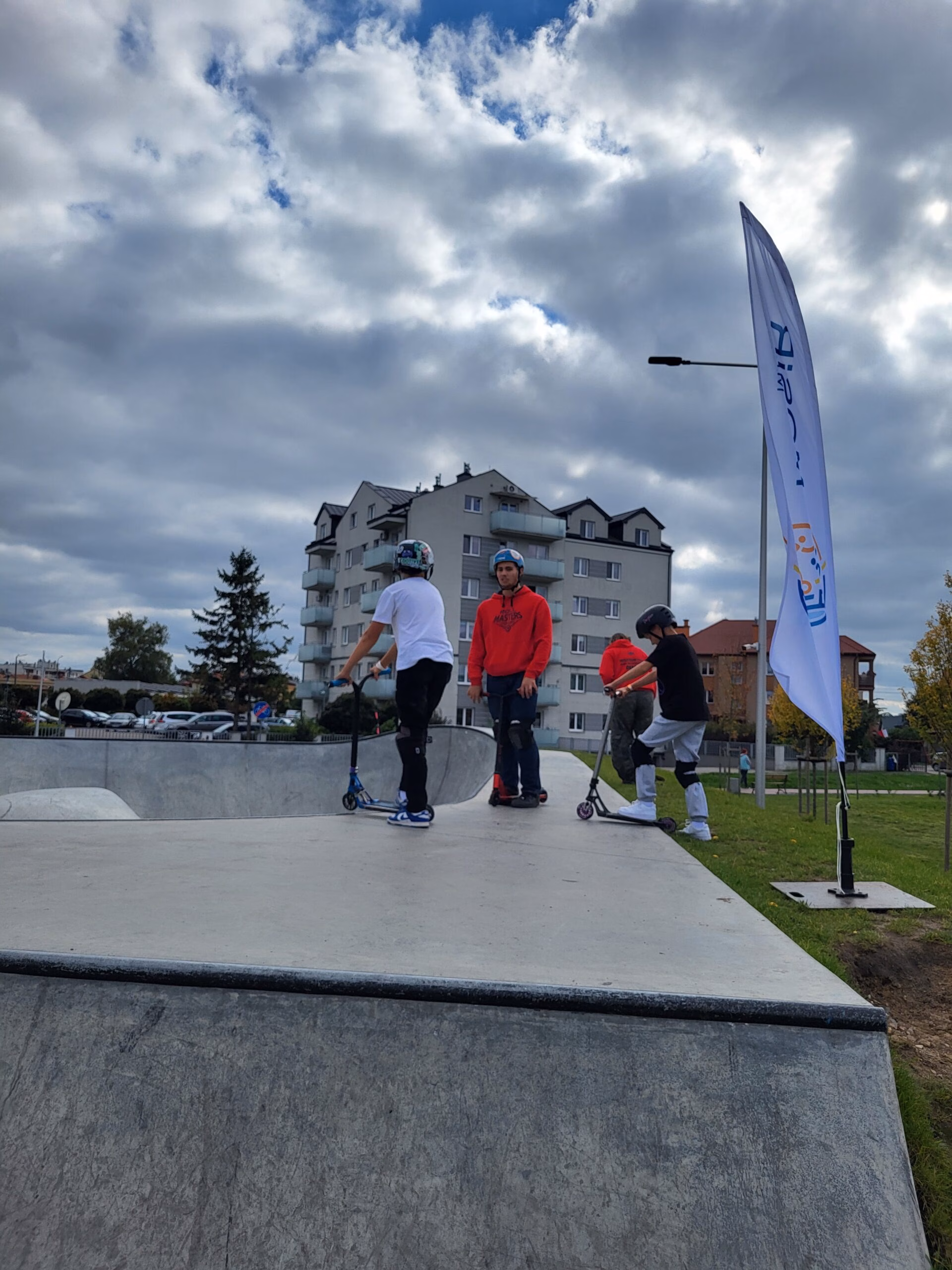 Rolkowy Fun Day 2 - fotorelacja z przebiegu wydarzenia. Dzieci jeżdżący na rolkach, deskorolce i hulajnogach